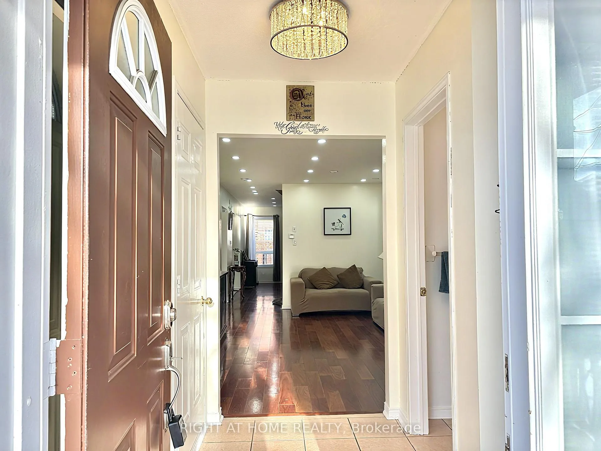 Photo 3 of 37 Oakmeadow Drive, Brampton, Fletcher's Meadow — HOMEH