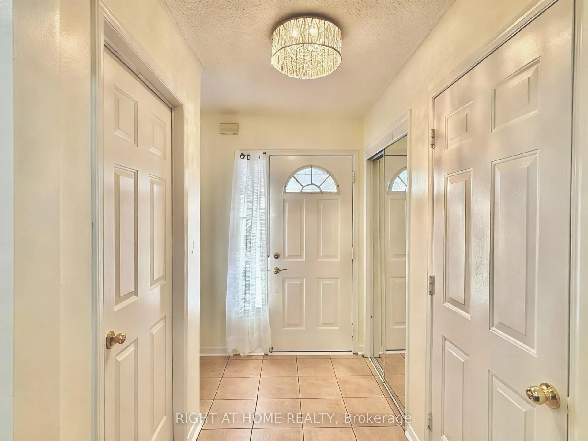 Photo 5 of 37 Oakmeadow Drive, Brampton, Fletcher's Meadow — HOMEH