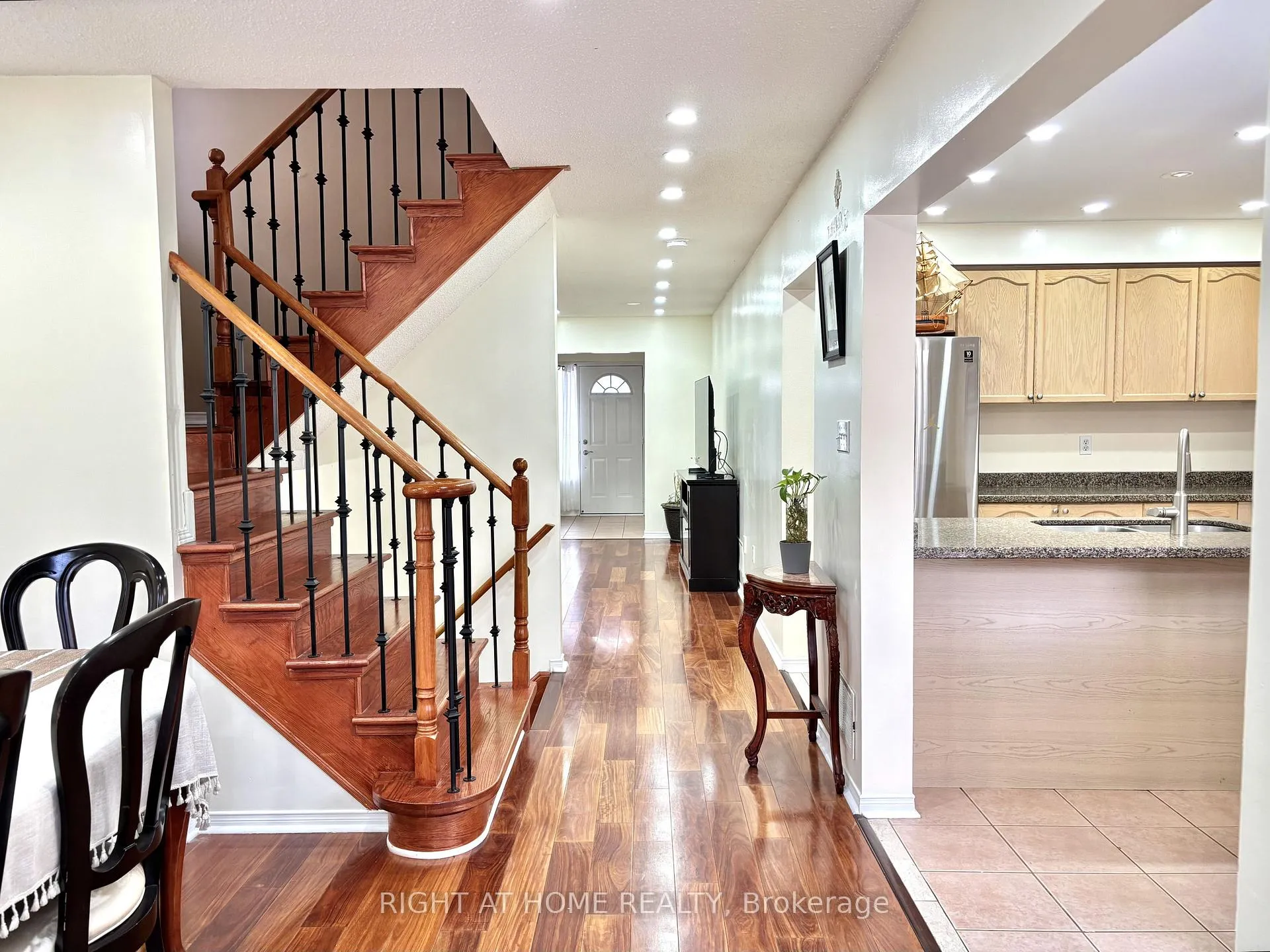 Photo 9 of 37 Oakmeadow Drive, Brampton, Fletcher's Meadow — HOMEH