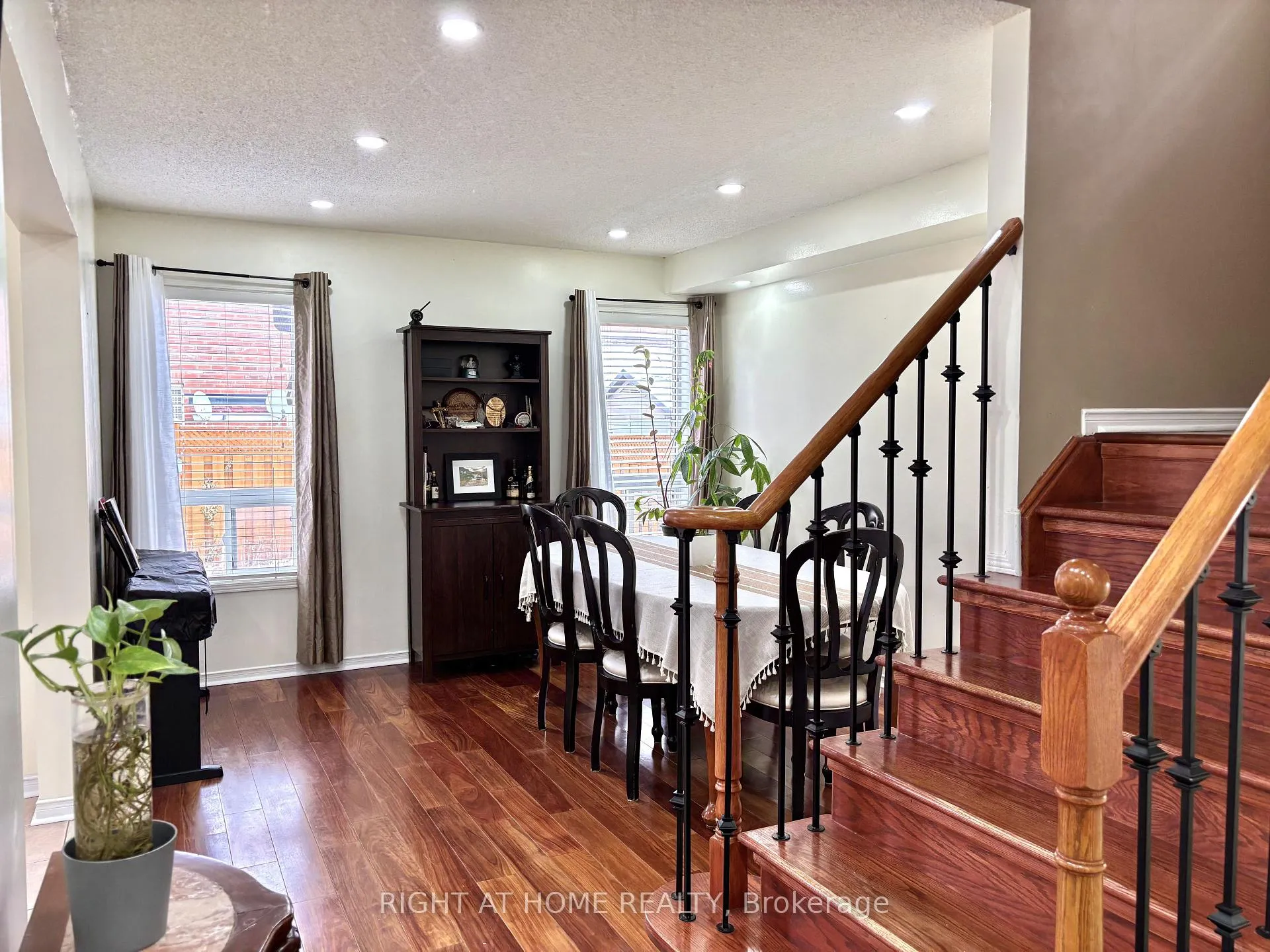 Photo 10 of 37 Oakmeadow Drive, Brampton, Fletcher's Meadow — HOMEH
