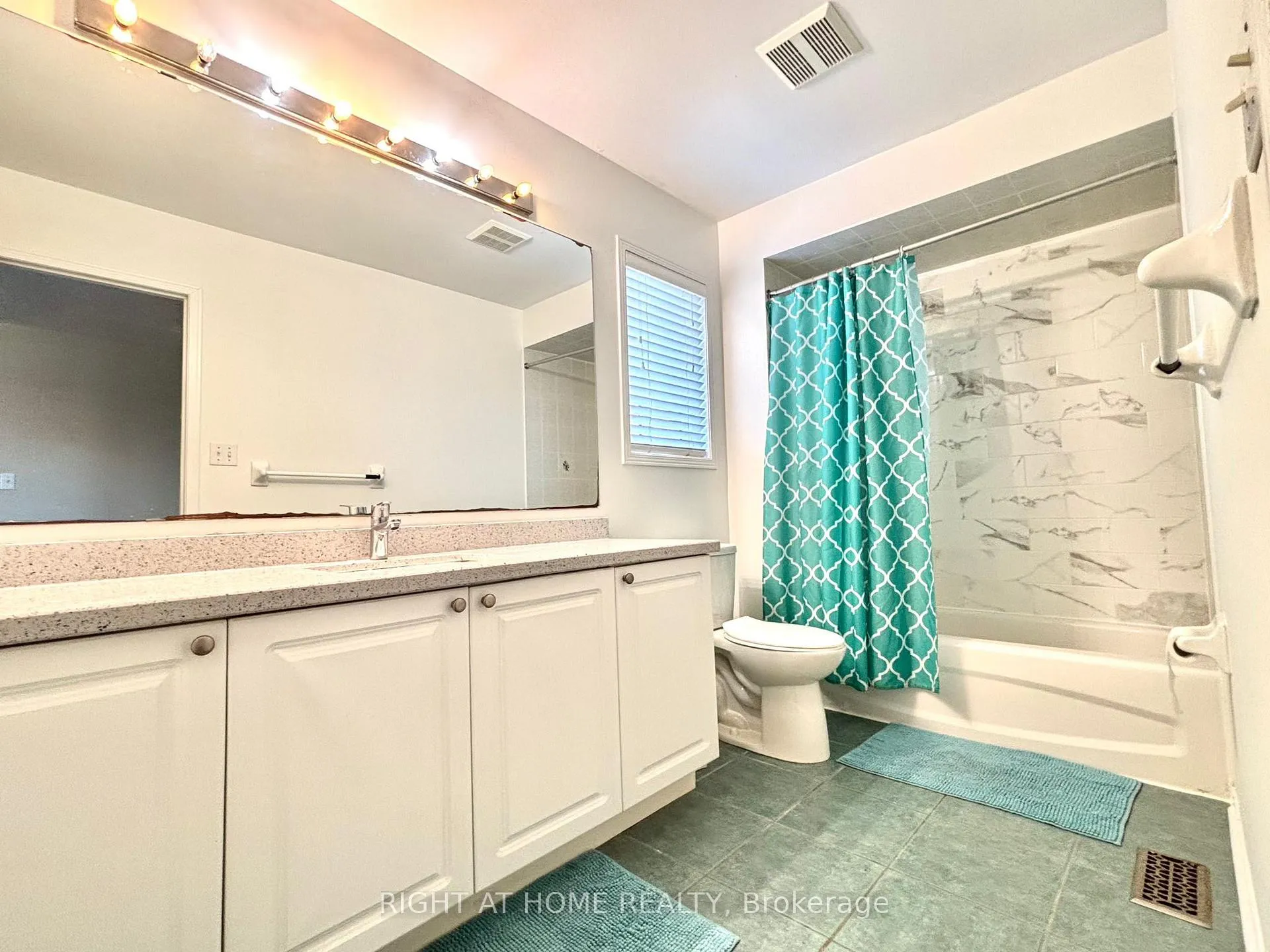Photo 18 of 37 Oakmeadow Drive, Brampton, Fletcher's Meadow — HOMEH