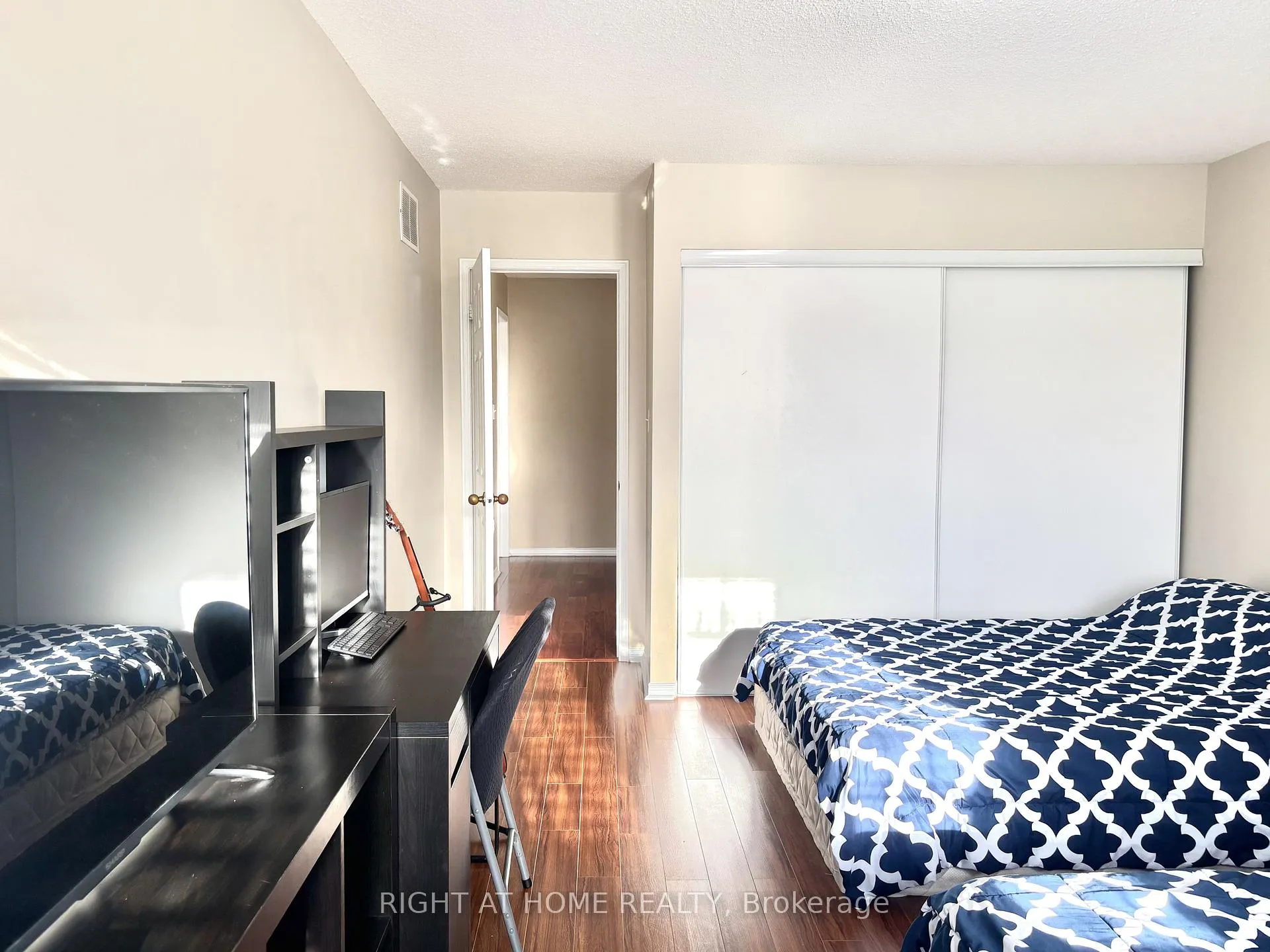 Photo 21 of 37 Oakmeadow Drive, Brampton, Fletcher's Meadow — HOMEH