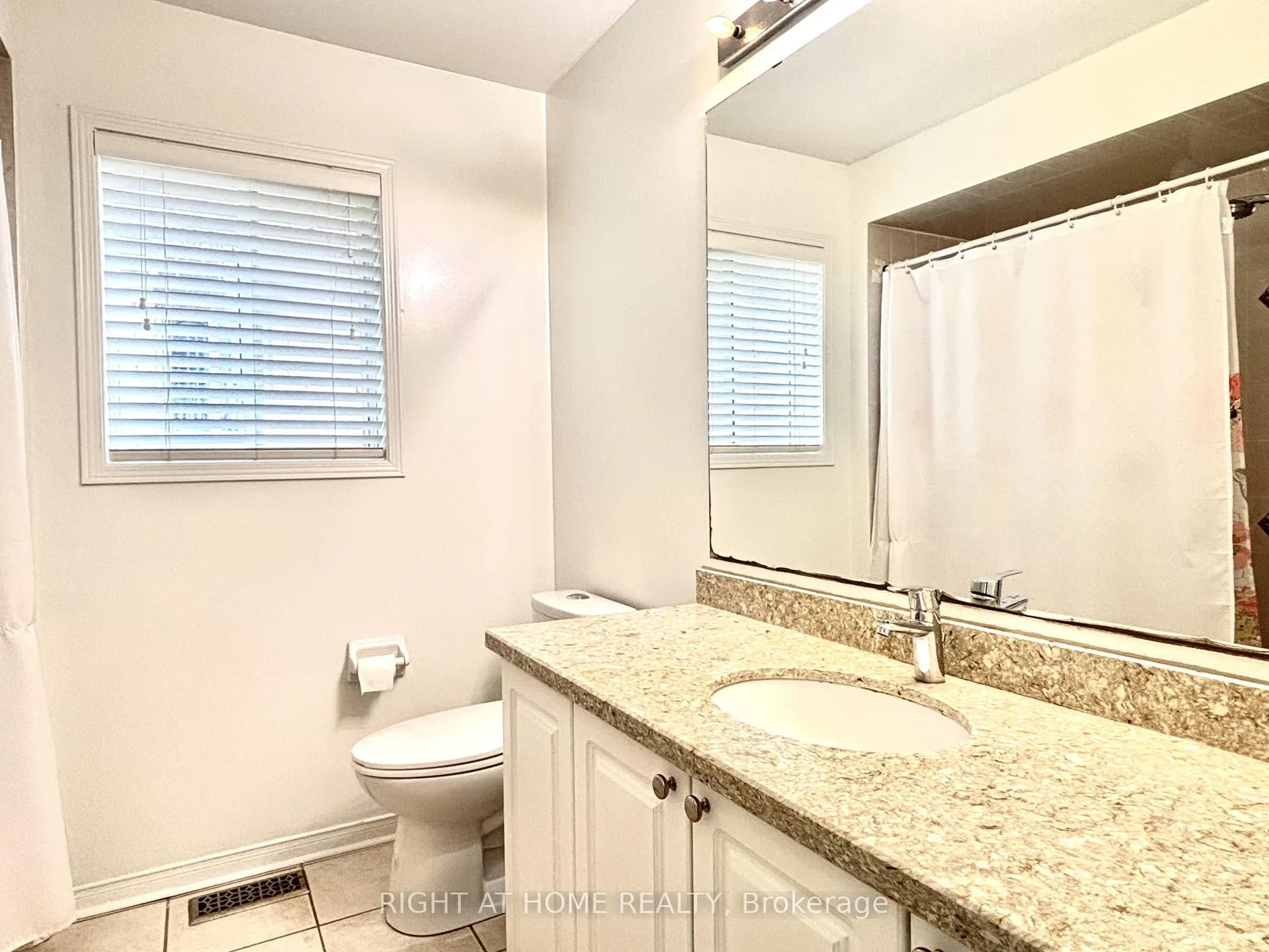 Photo 22 of 37 Oakmeadow Drive, Brampton, Fletcher's Meadow — HOMEH