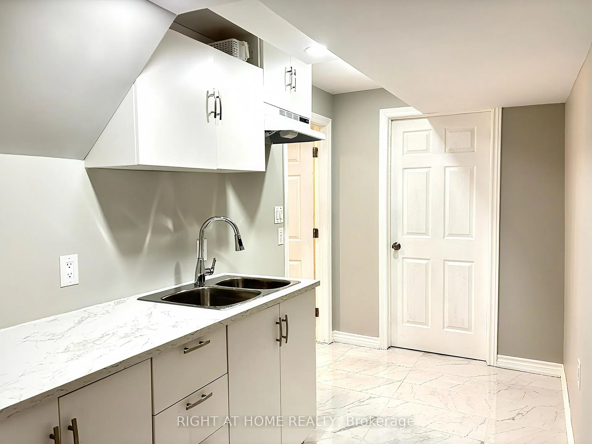 Photo 29 of 37 Oakmeadow Drive, Brampton, Fletcher's Meadow — HOMEH