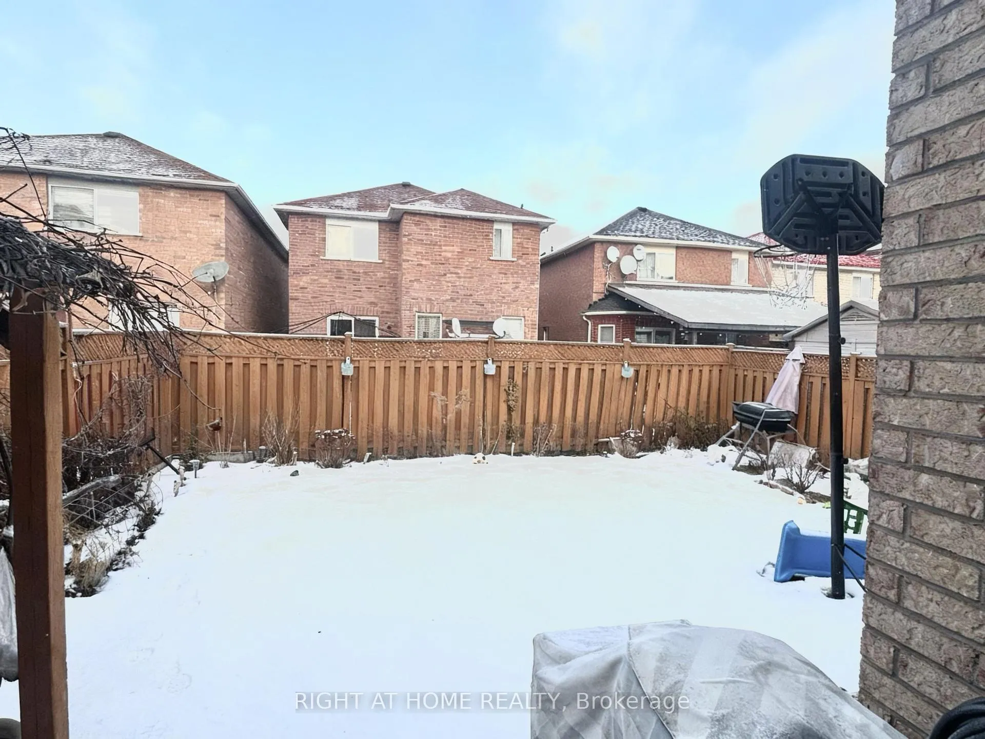 Photo 30 of 37 Oakmeadow Drive, Brampton, Fletcher's Meadow — HOMEH