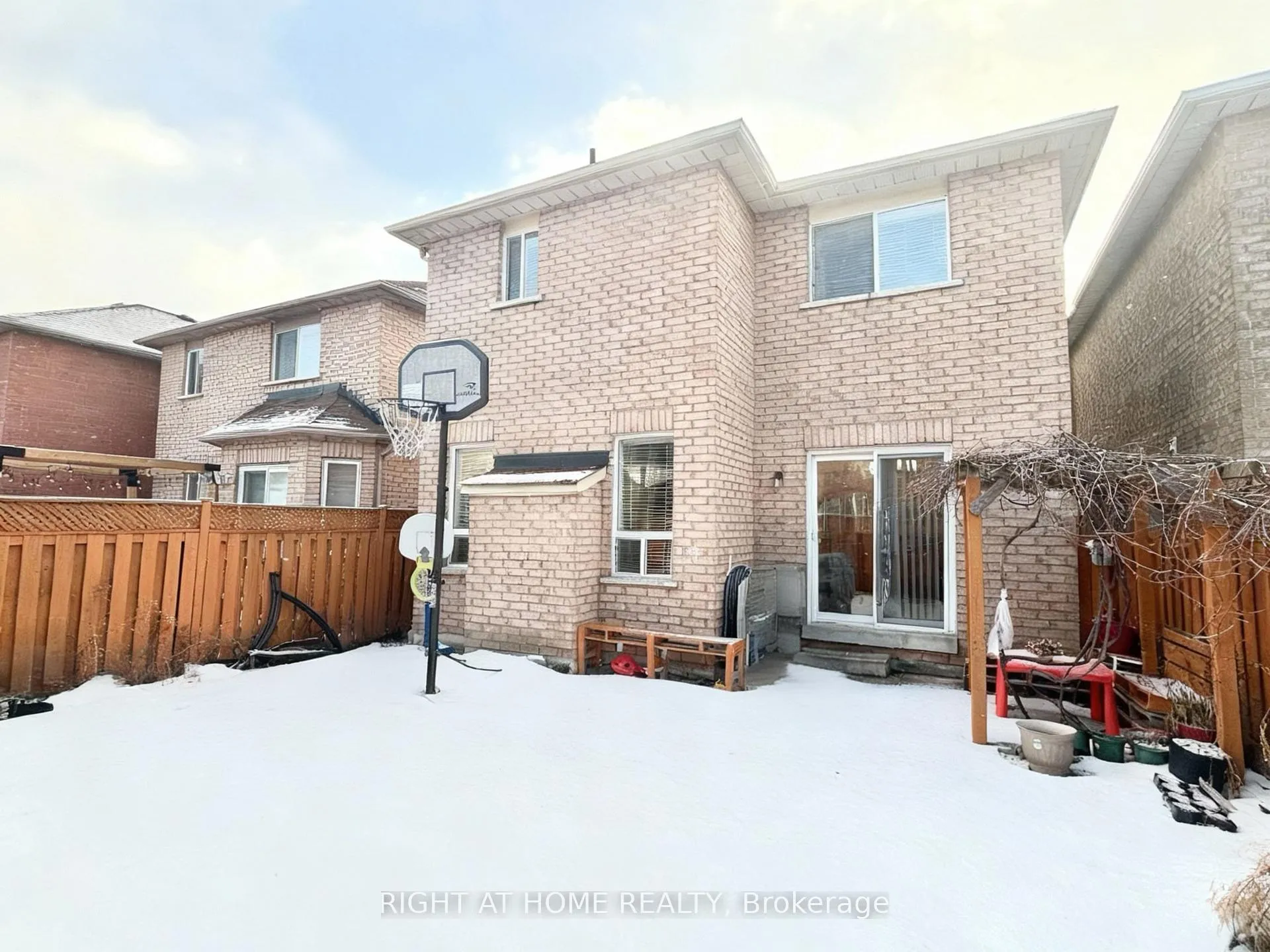 Photo 32 of 37 Oakmeadow Drive, Brampton, Fletcher's Meadow — HOMEH