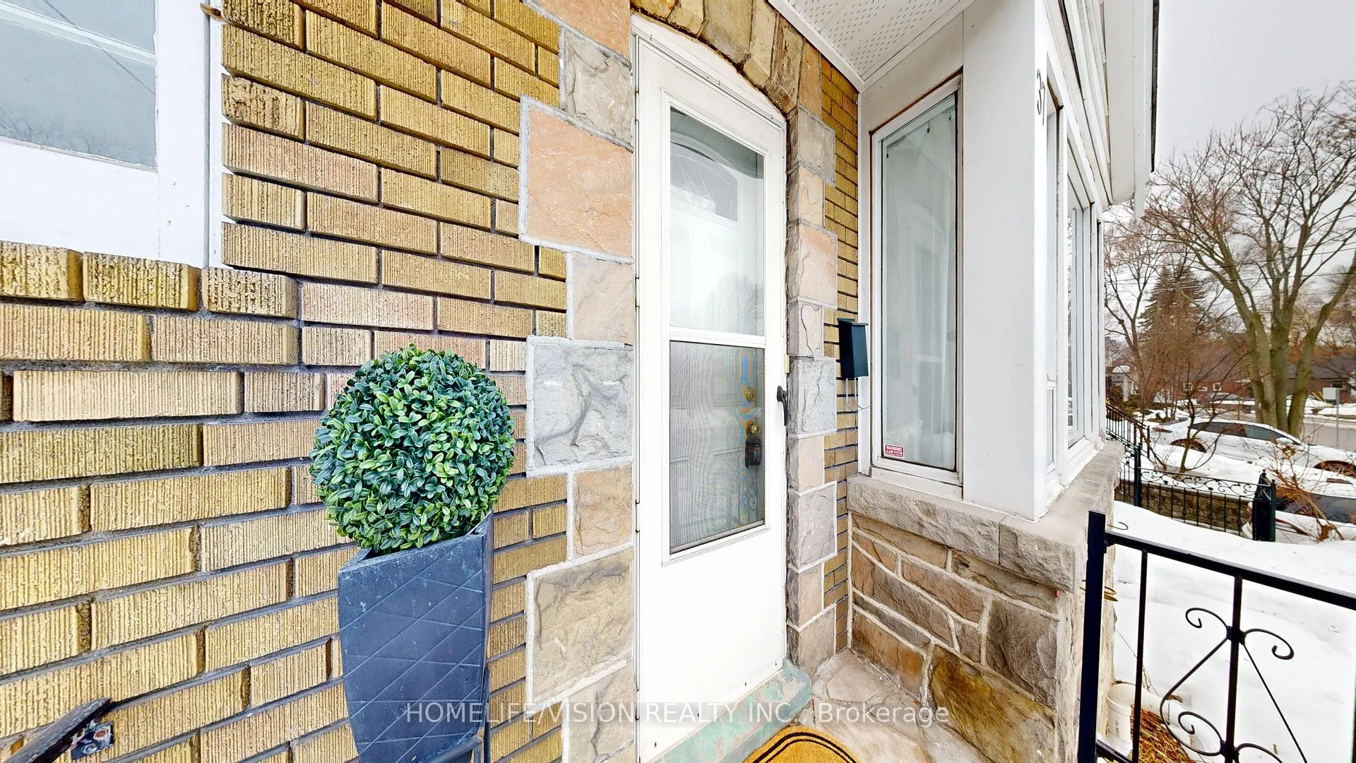 Photo 2 of 37 Davies Crescent, Toronto, East York — HOMEH