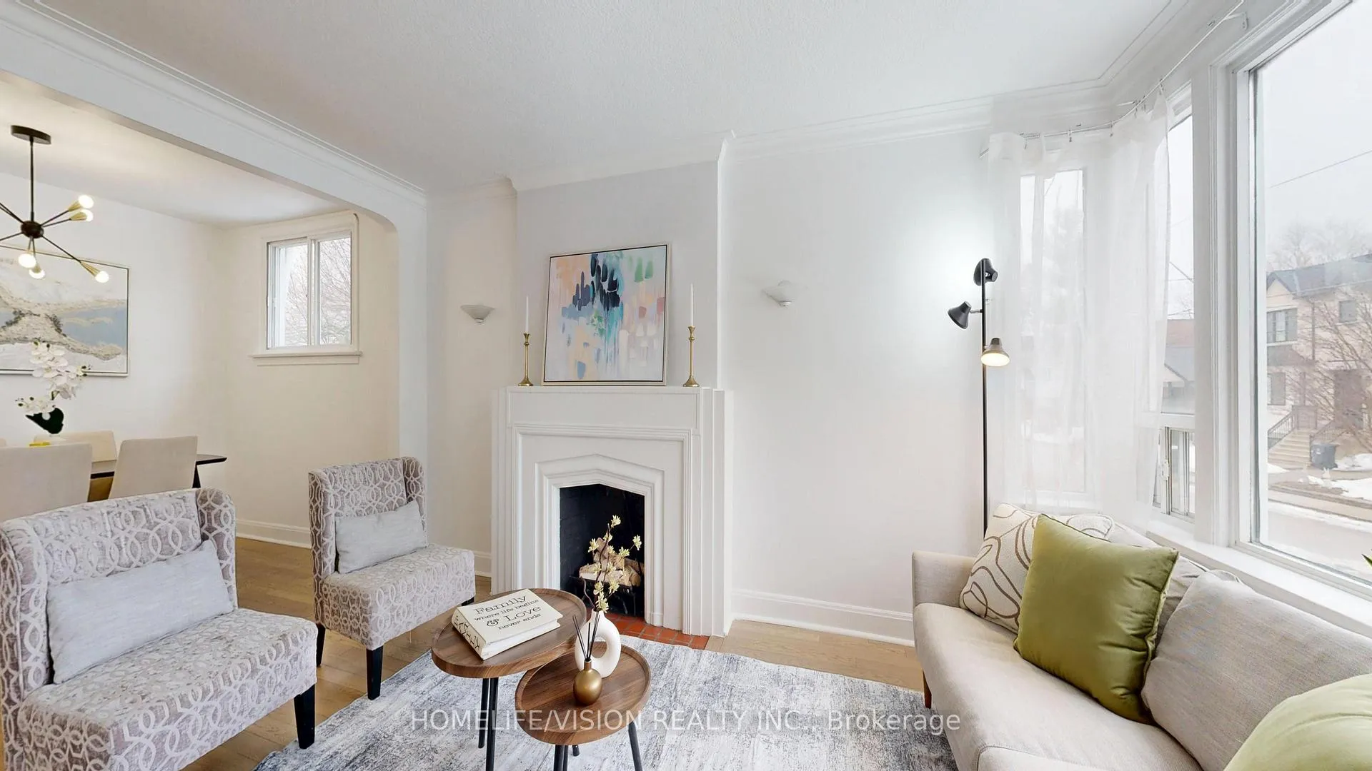 Photo 3 of 37 Davies Crescent, Toronto, East York — HOMEH