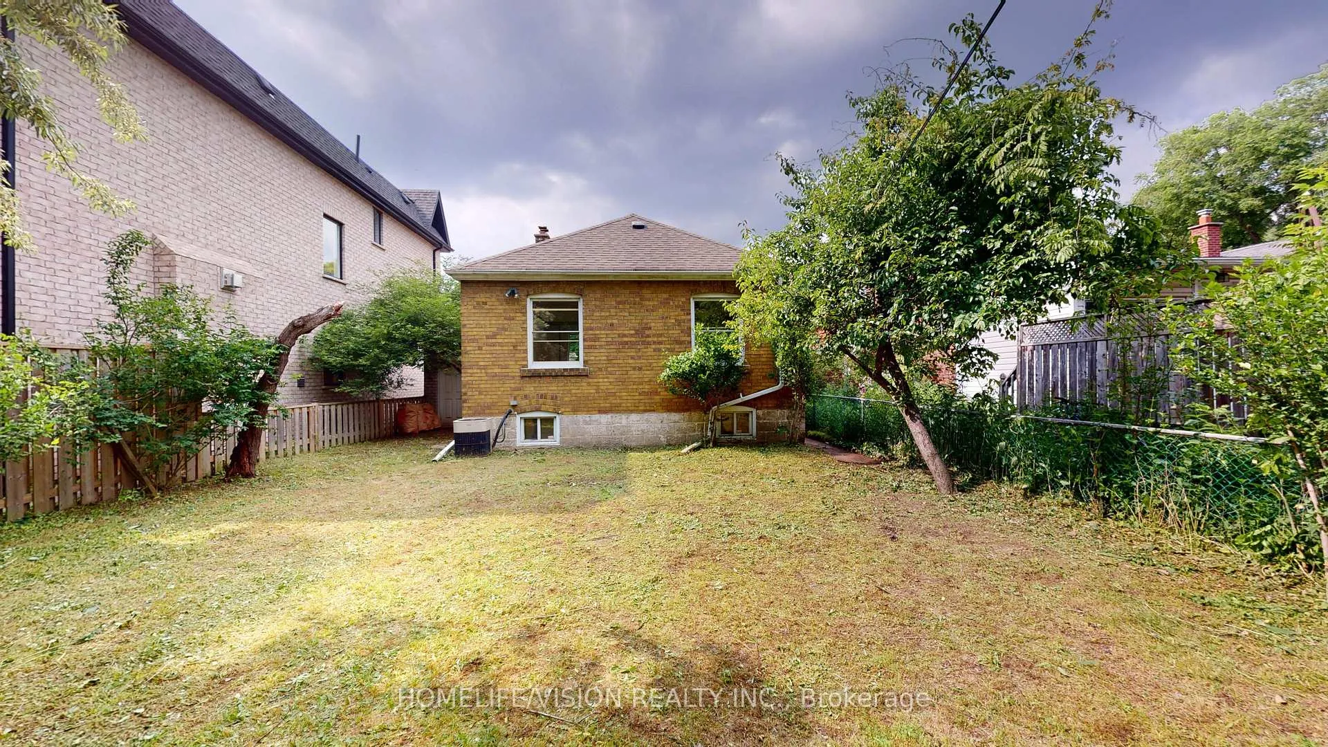 Photo 19 of 37 Davies Crescent, Toronto, East York — HOMEH