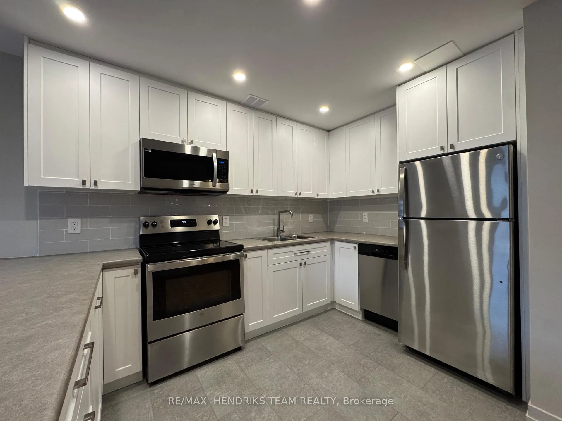 Photo 3 of Unit 303, 39 Leaside Drive, St. Catharines, Carlton/Bunting — HOMEH