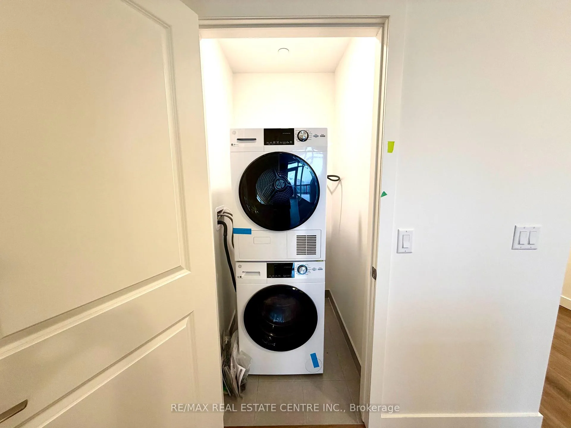Photo 5 of Unit 823, 461 Green Road, Hamilton, Lakeshore — HOMEH