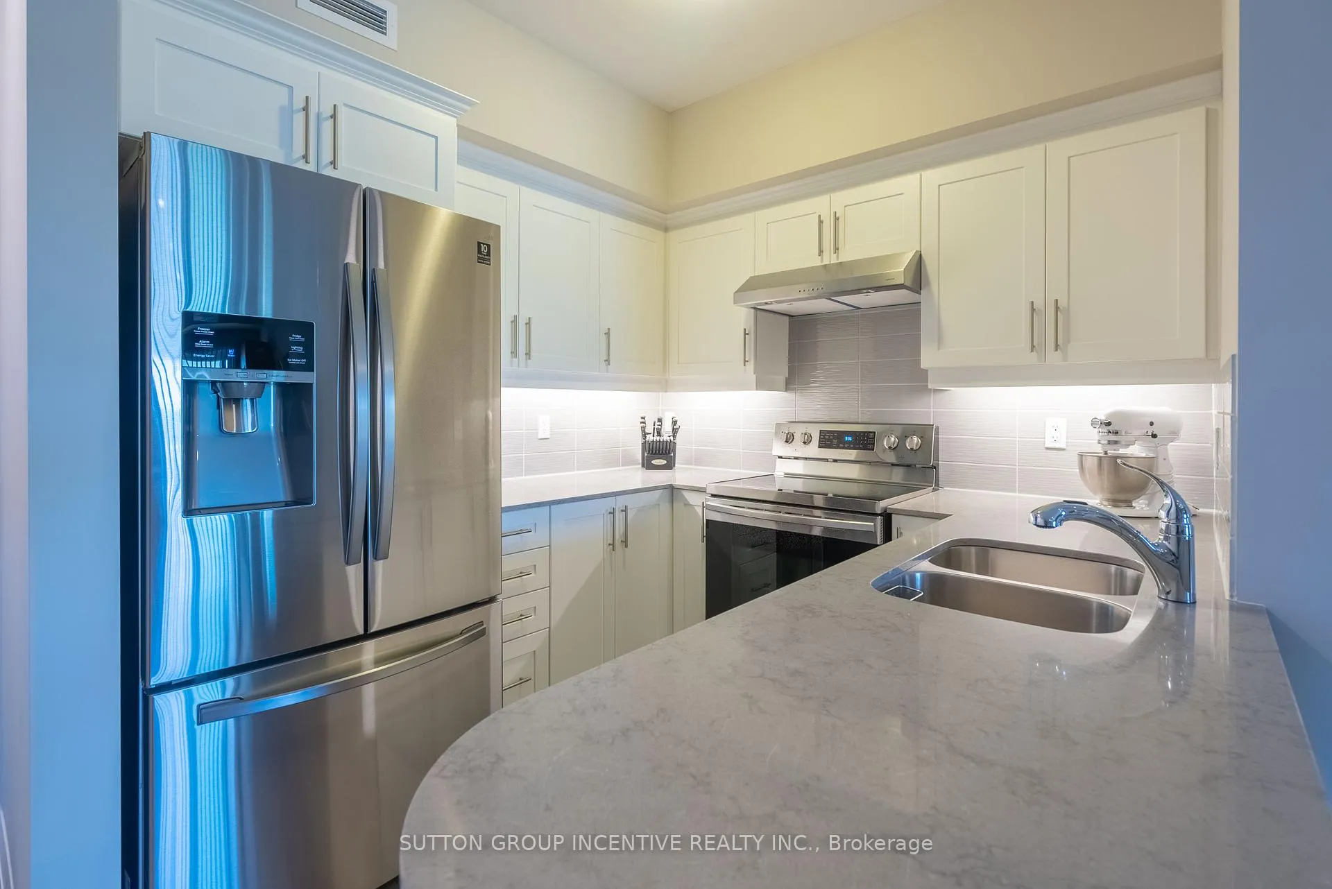 Photo 4 of Unit 305, 54 Koda Street, Barrie, Rural Barrie Southwest — HOMEH