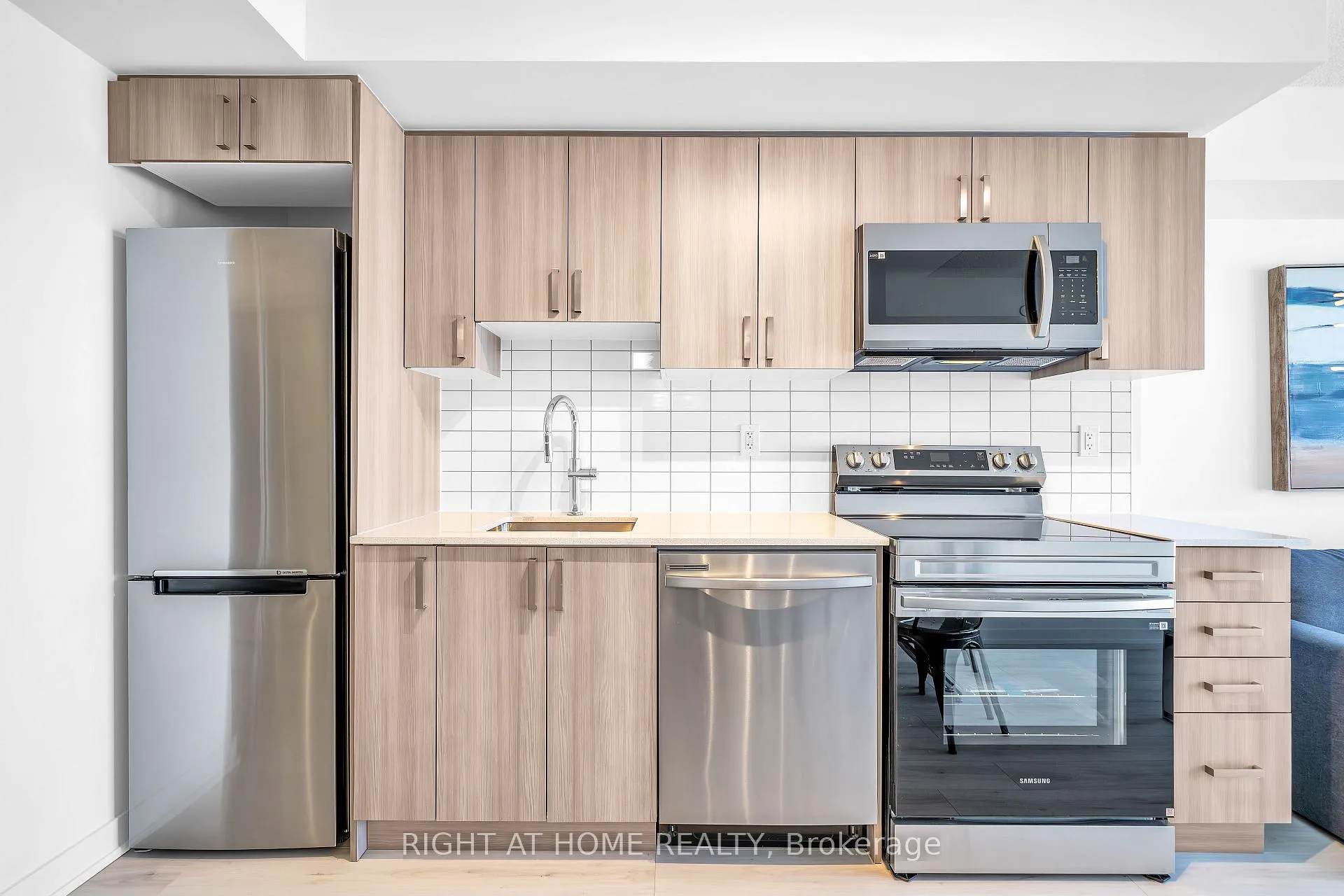 Photo 4 of Unit 2204, 1010 Sandy Beach Road, Pickering, Bay Ridges — HOMEH