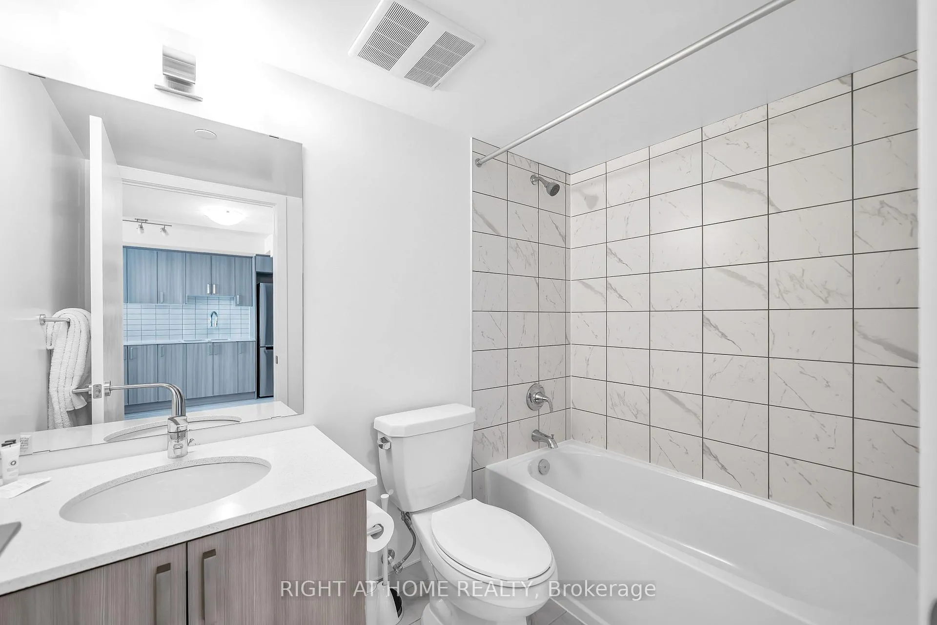Photo 5 of Unit 2204, 1010 Sandy Beach Road, Pickering, Bay Ridges — HOMEH