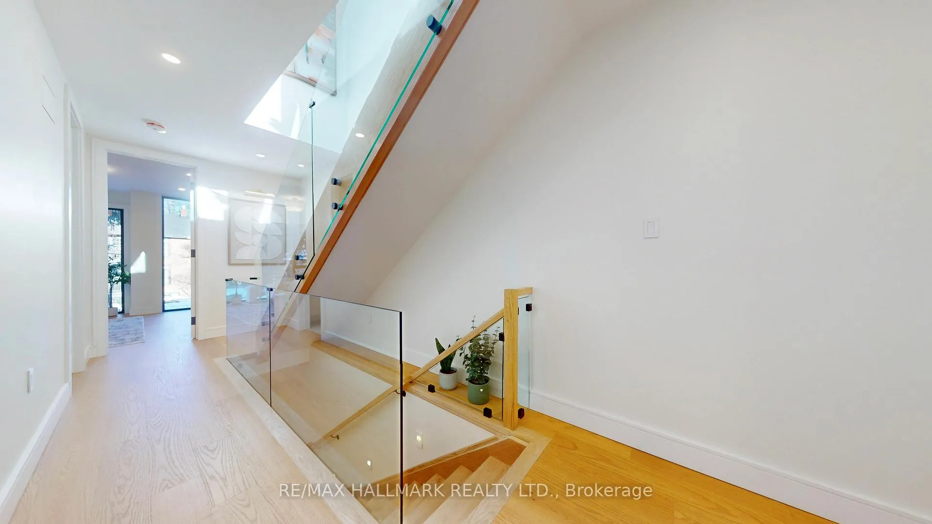 Photo 11 of 290 Waverley Road, Toronto, The Beaches — HOMEH