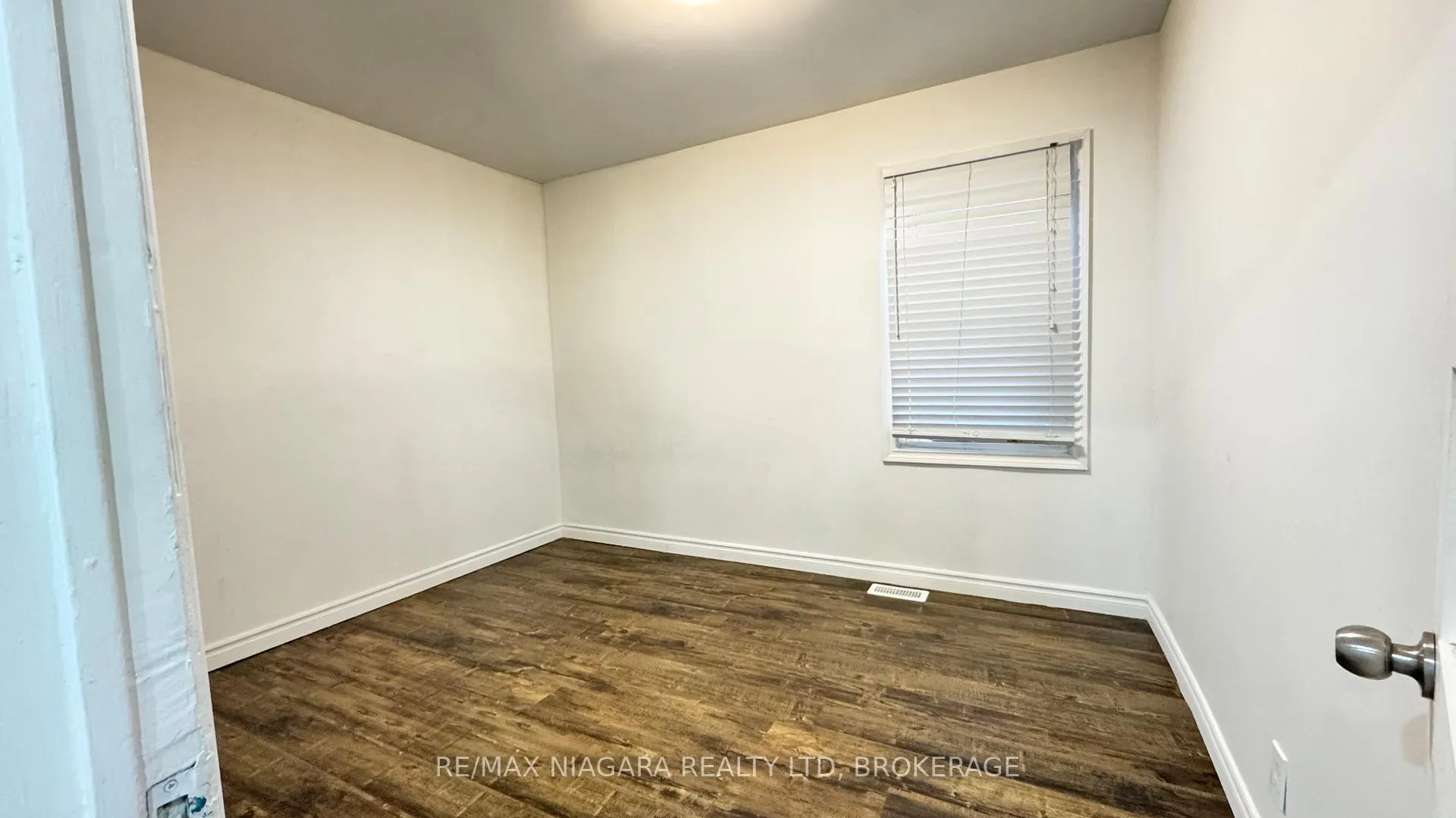 Photo 8 of Unit Upper, 5171 Mcglashan Crescent, Niagara Falls, Downtown — HOMEH