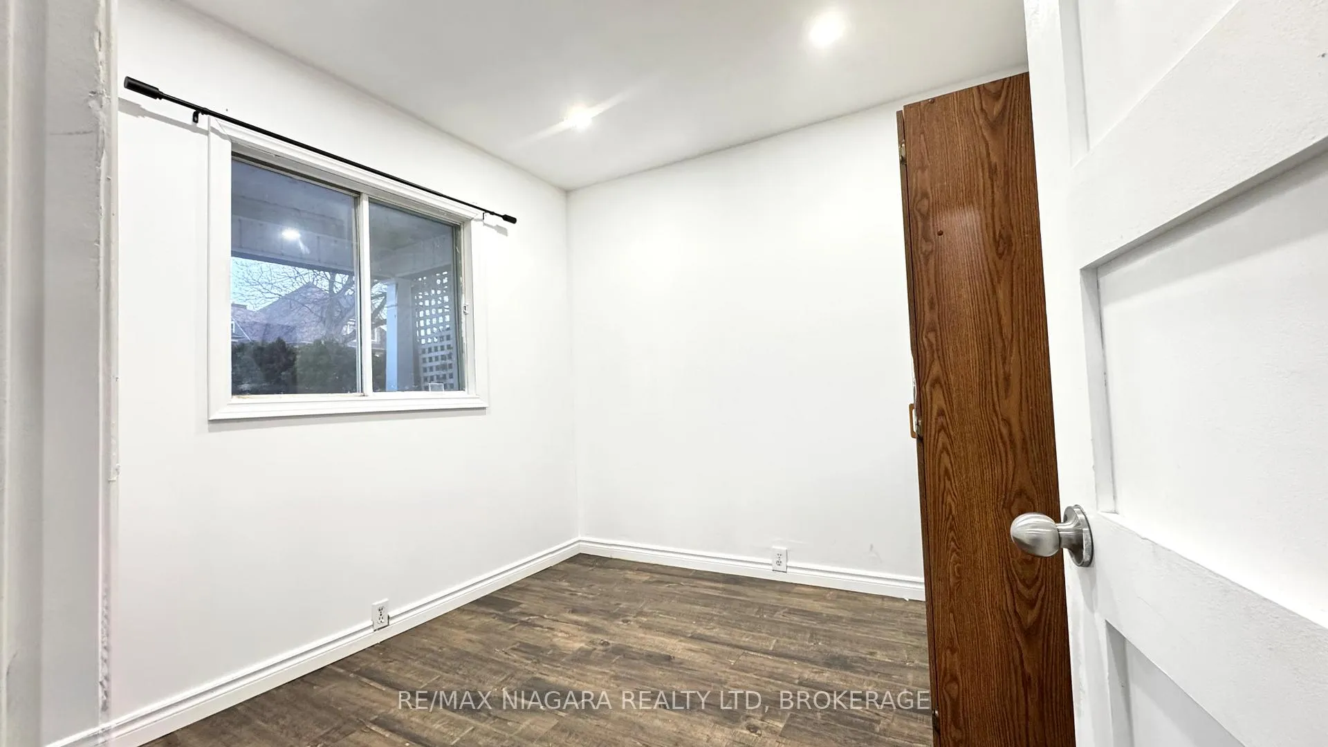 Photo 9 of Unit Upper, 5171 Mcglashan Crescent, Niagara Falls, Downtown — HOMEH