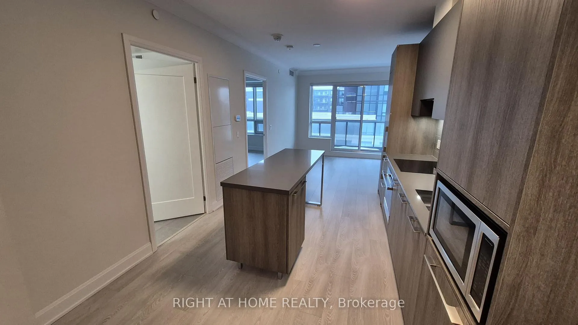 Photo 3 of Unit 501, 18 Water Walk Drive, Markham, Unionville — HOMEH