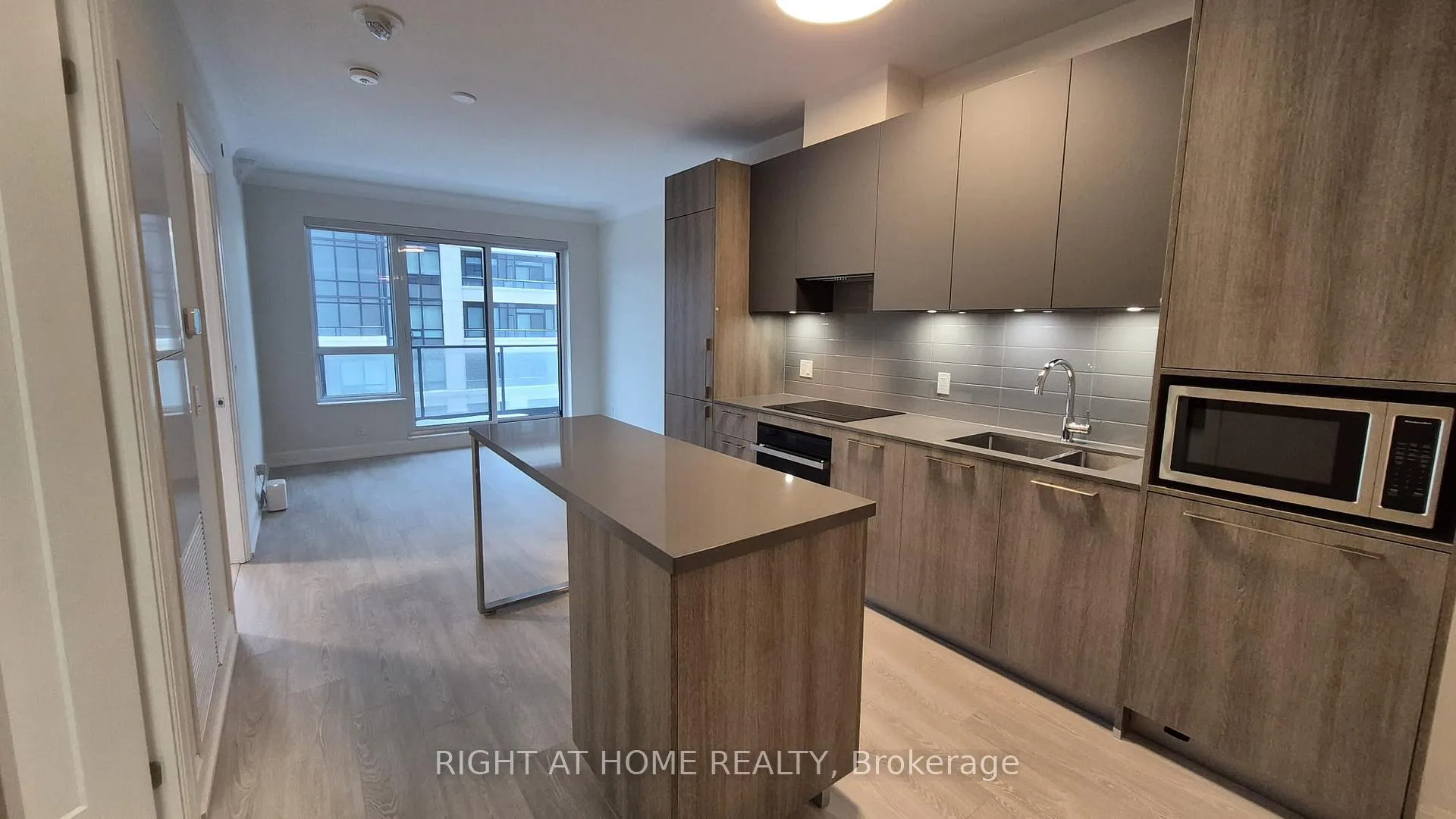 Photo 4 of Unit 501, 18 Water Walk Drive, Markham, Unionville — HOMEH