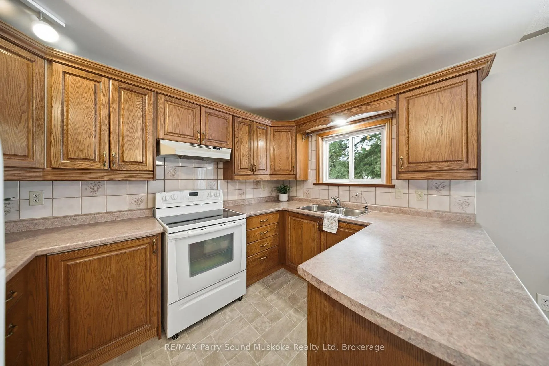 Photo 9 of 47 Lake Forest Drive, McDougall — HOMEH