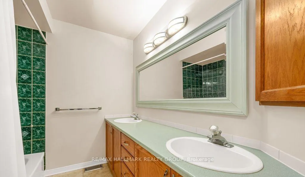 Photo 13 of 6059 Pineglade Crescent, Ottawa, Chapel Hill South - Orleans Village — HOMEH