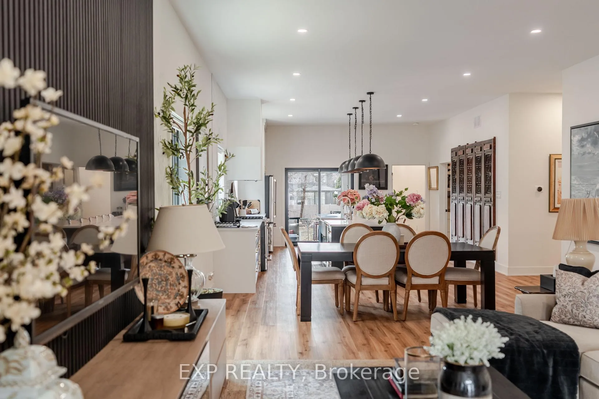 Photo 7 of 12 Viewmount Drive, Ottawa, Meadowlands/Crestview — HOMEH