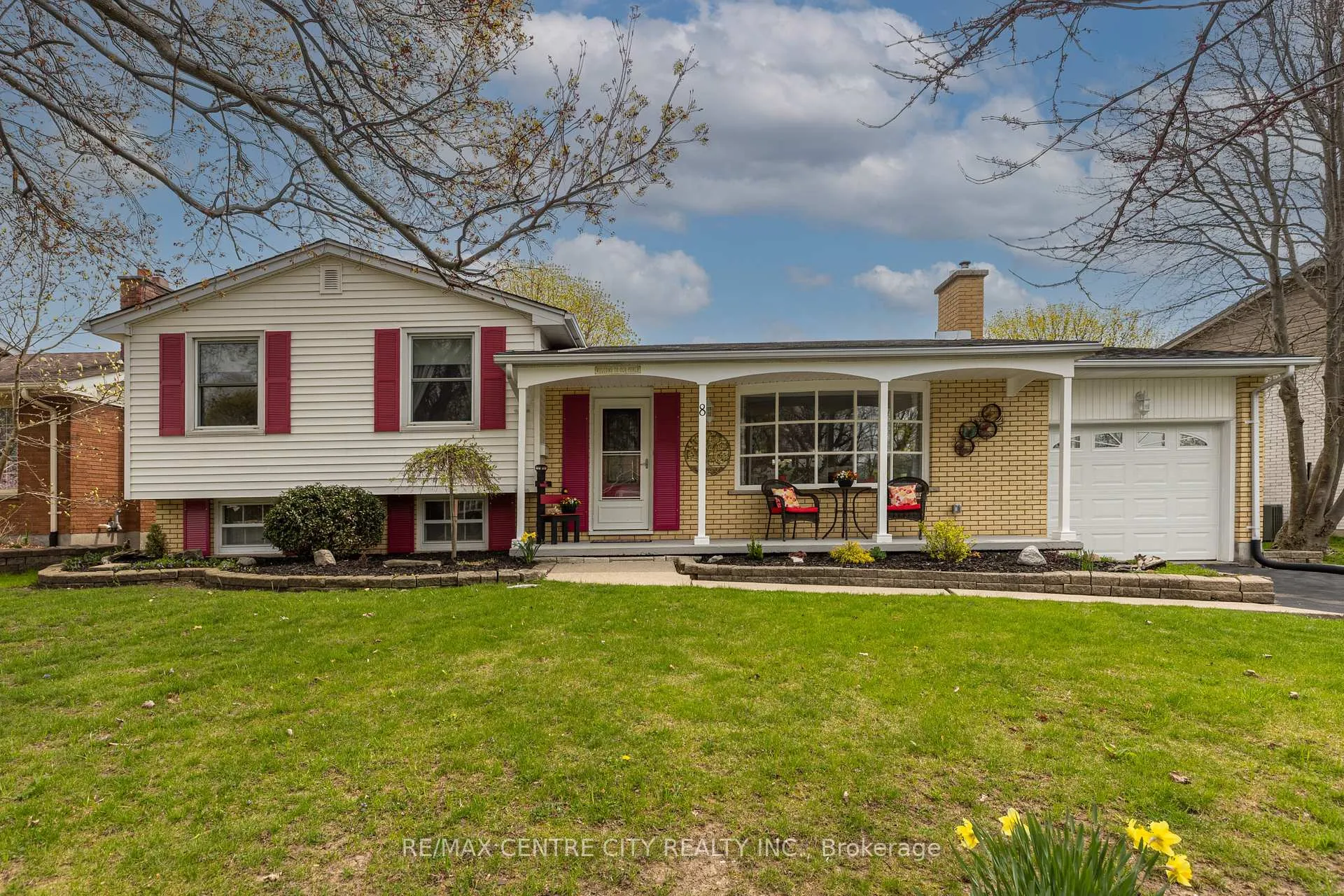 Photo 2 of 8 Parkview Drive, St. Thomas — HOMEH