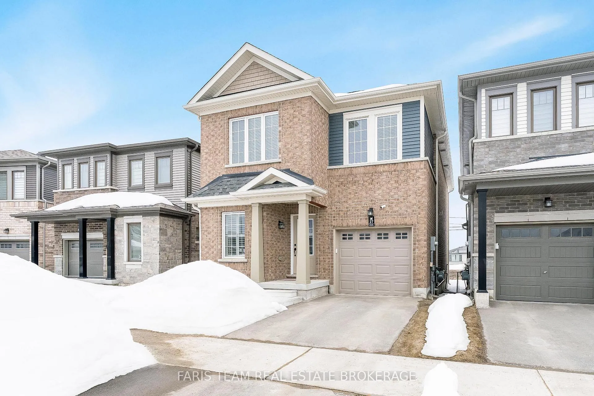 Front of 27 Harvest Crescent
