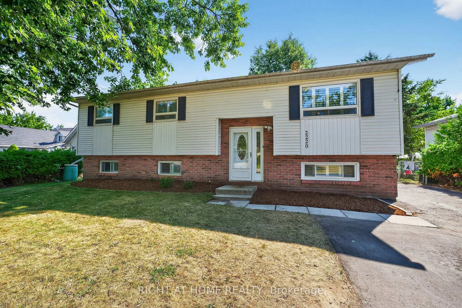 Photo 2 of 2220 Richardson Street, Innisfil, Stroud — HOMEH