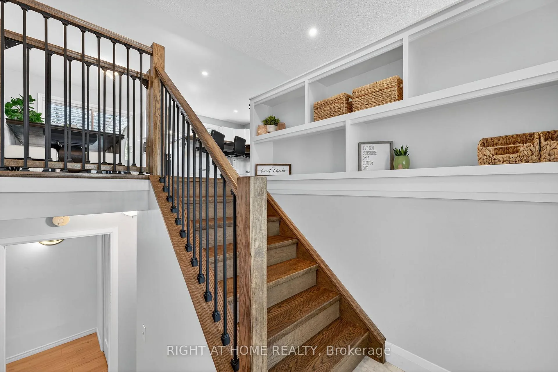 Photo 3 of 2220 Richardson Street, Innisfil, Stroud — HOMEH