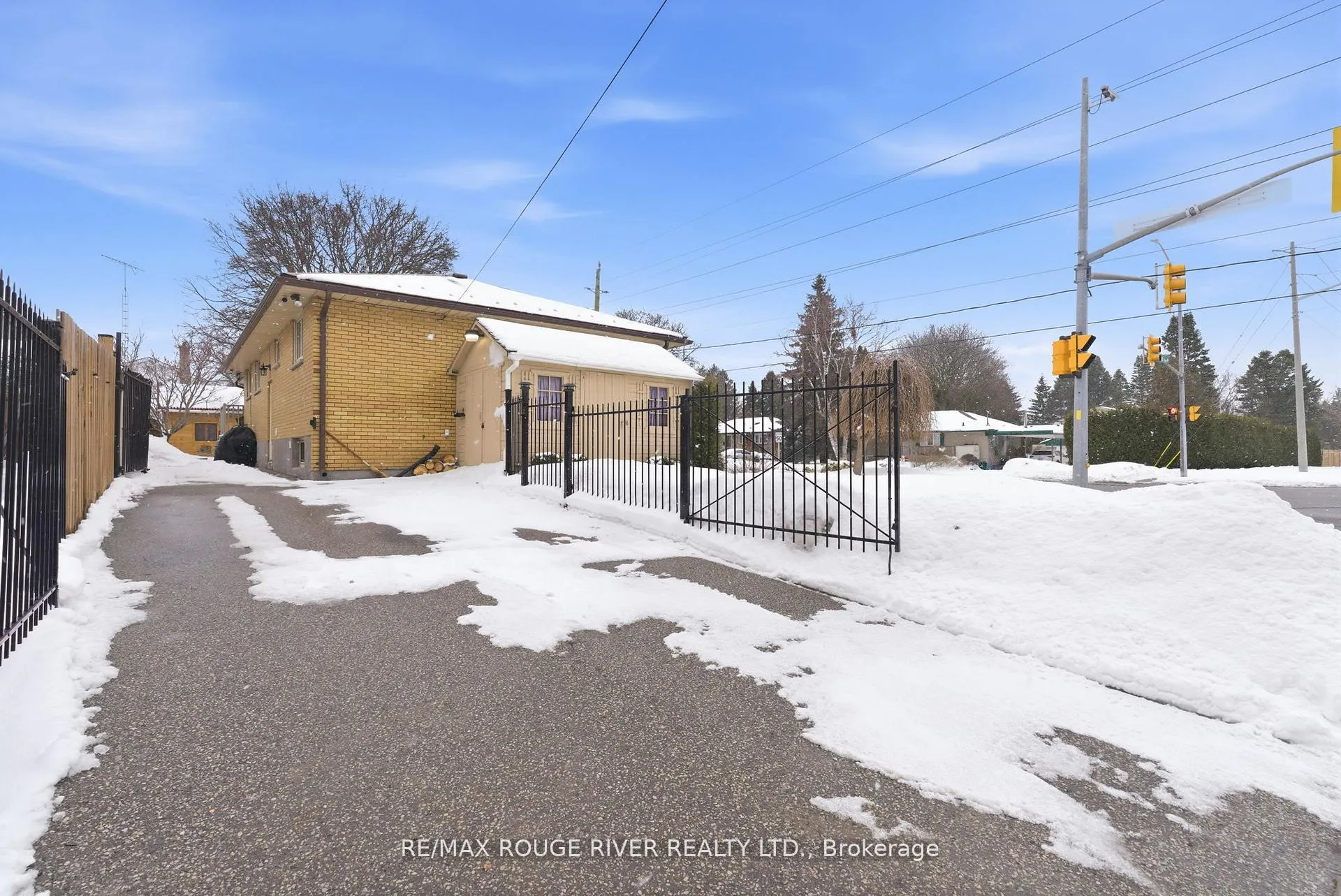 Photo 2 of 419 Cochrane Street, Whitby, Downtown Whitby — HOMEH