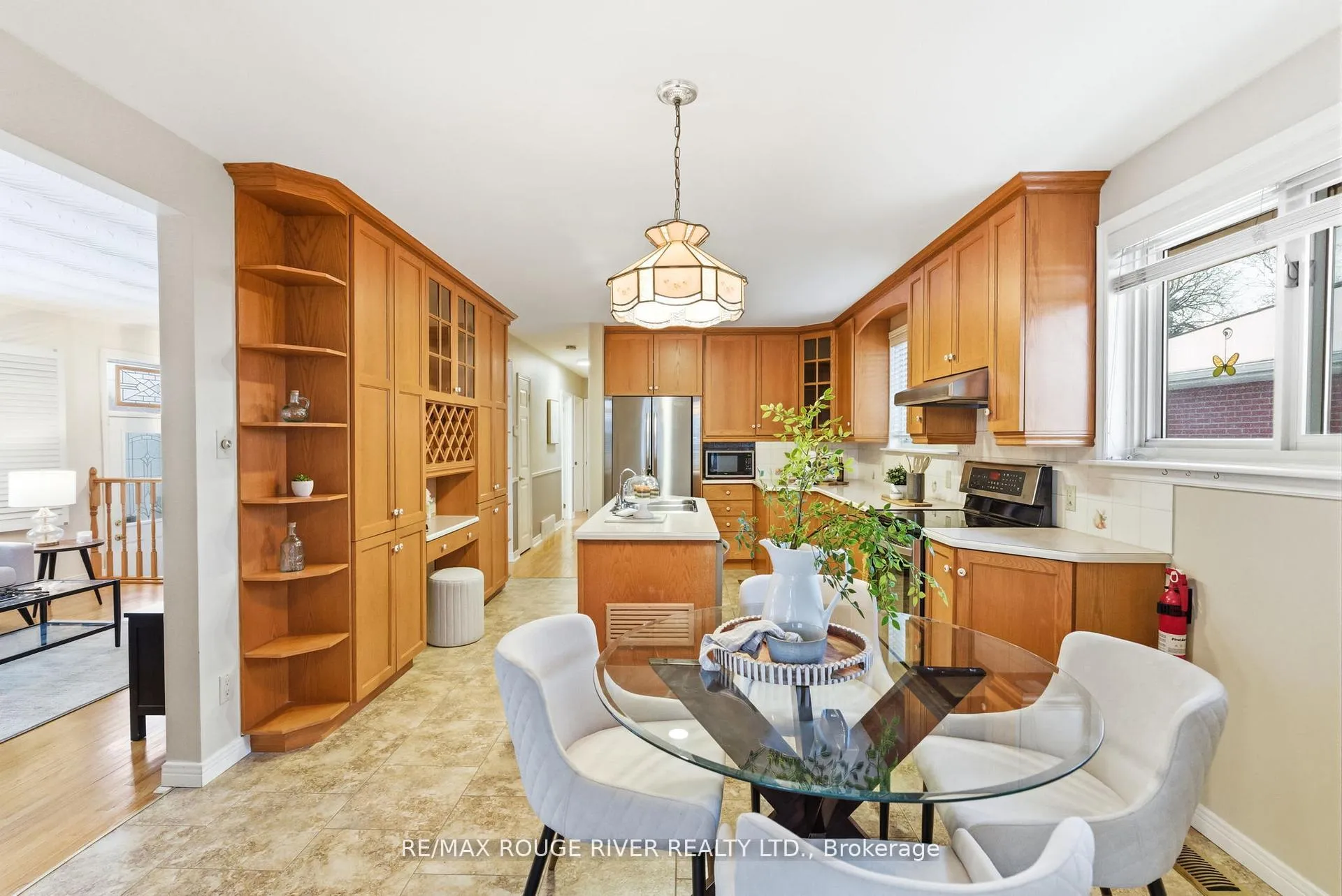Photo 10 of 419 Cochrane Street, Whitby, Downtown Whitby — HOMEH