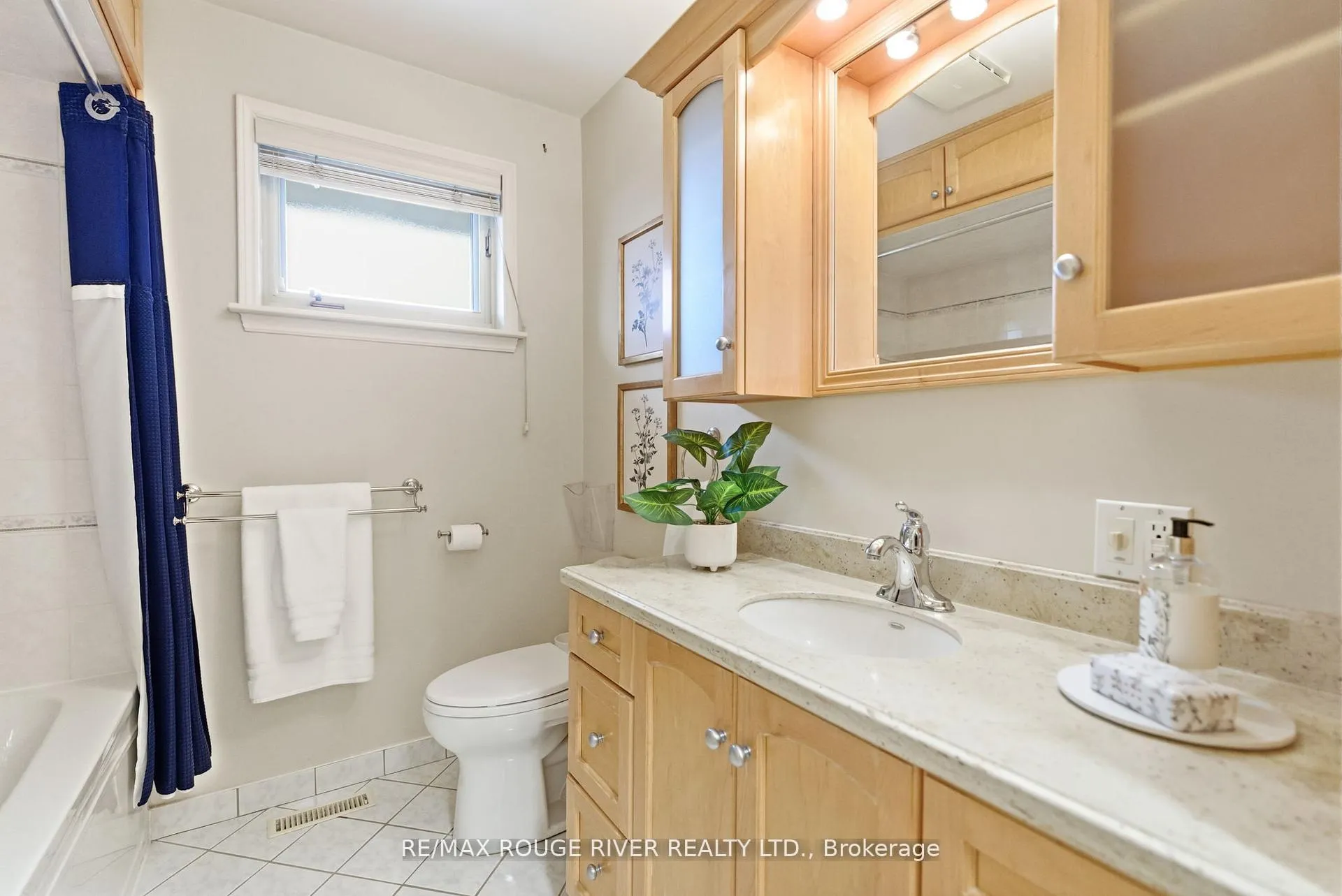 Photo 29 of 419 Cochrane Street, Whitby, Downtown Whitby — HOMEH