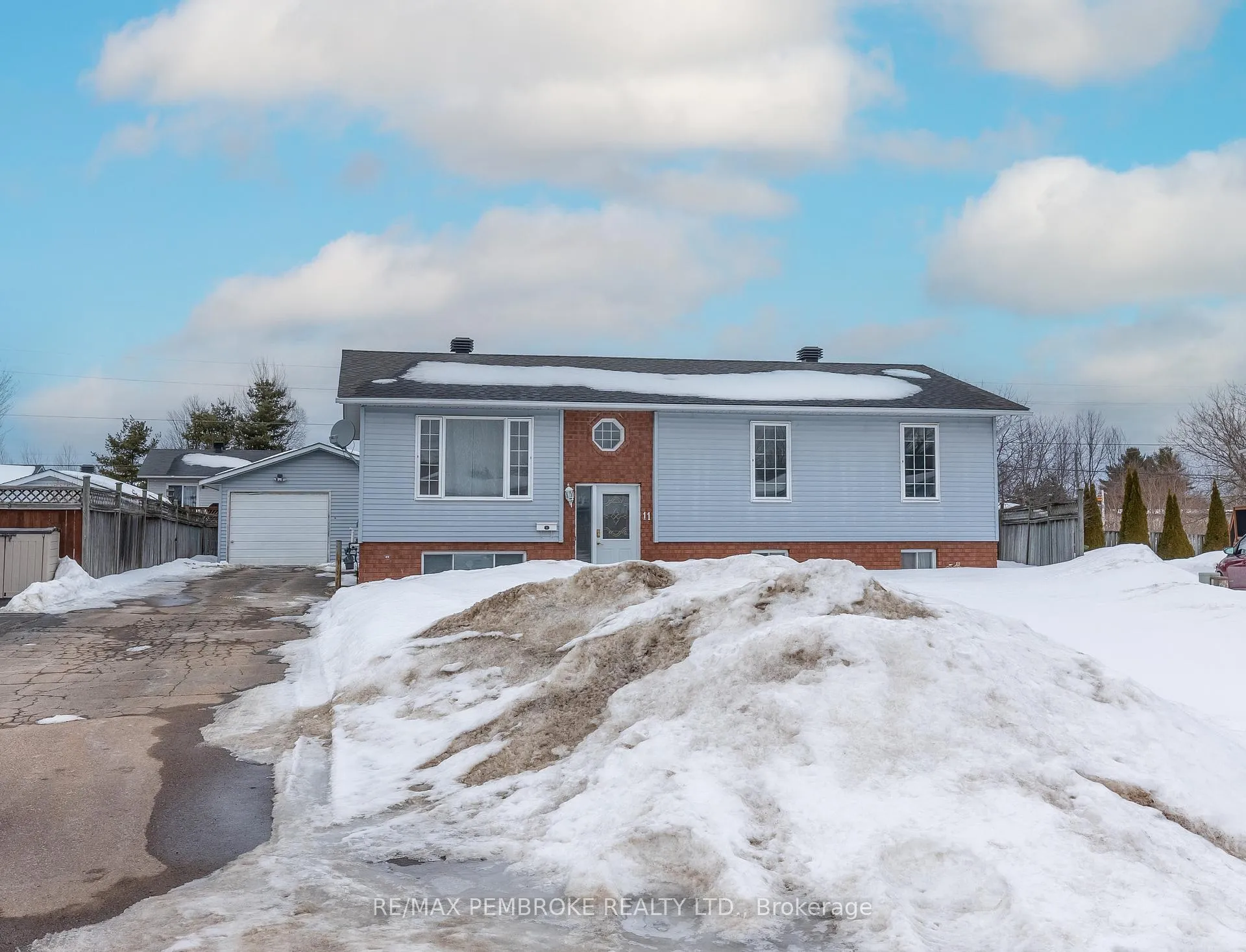 Photo 1 of 11 Craig Place, Petawawa — HOMEH