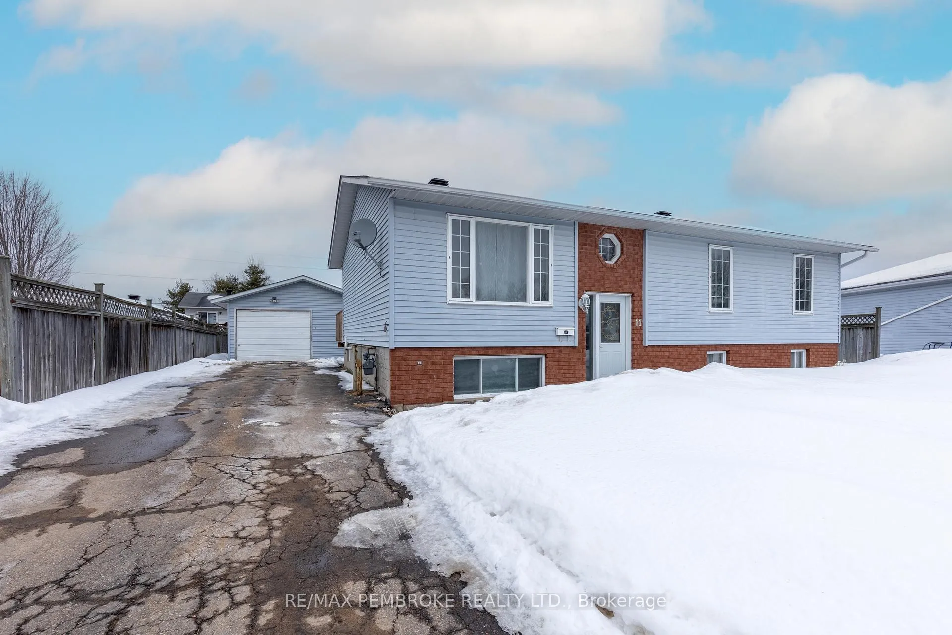 Photo 3 of 11 Craig Place, Petawawa — HOMEH