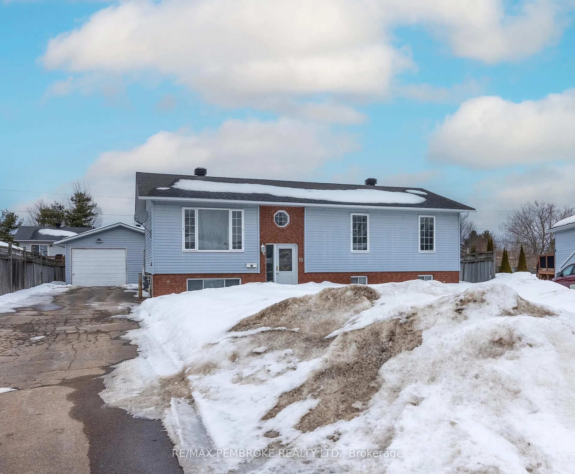 Photo 4 of 11 Craig Place, Petawawa — HOMEH