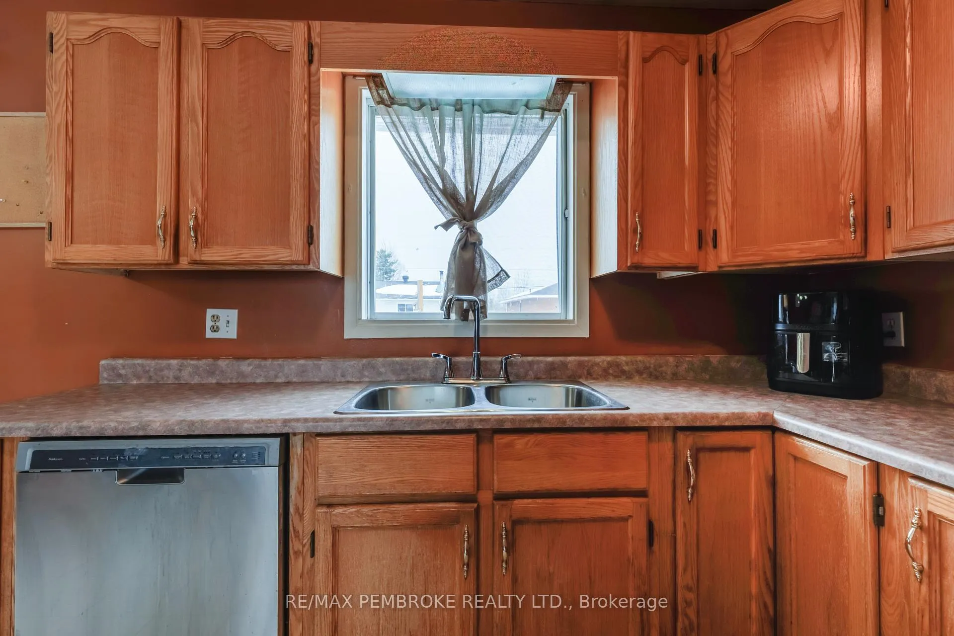 Photo 14 of 11 Craig Place, Petawawa — HOMEH