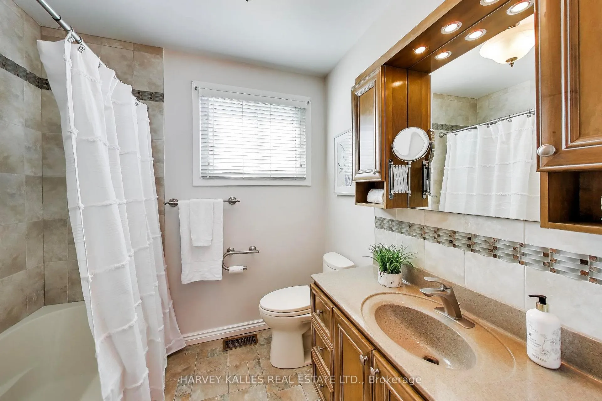 Photo 15 of 56 Thorncliffe Street, Oshawa, Donevan — HOMEH