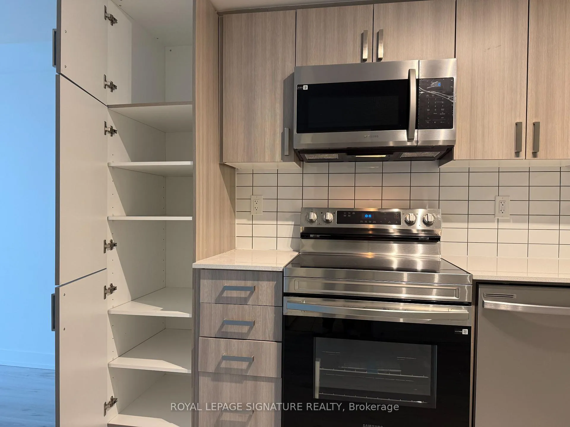 Photo 6 of Unit 809, 1010 Sandy Beach Road, Pickering, Bay Ridges — HOMEH