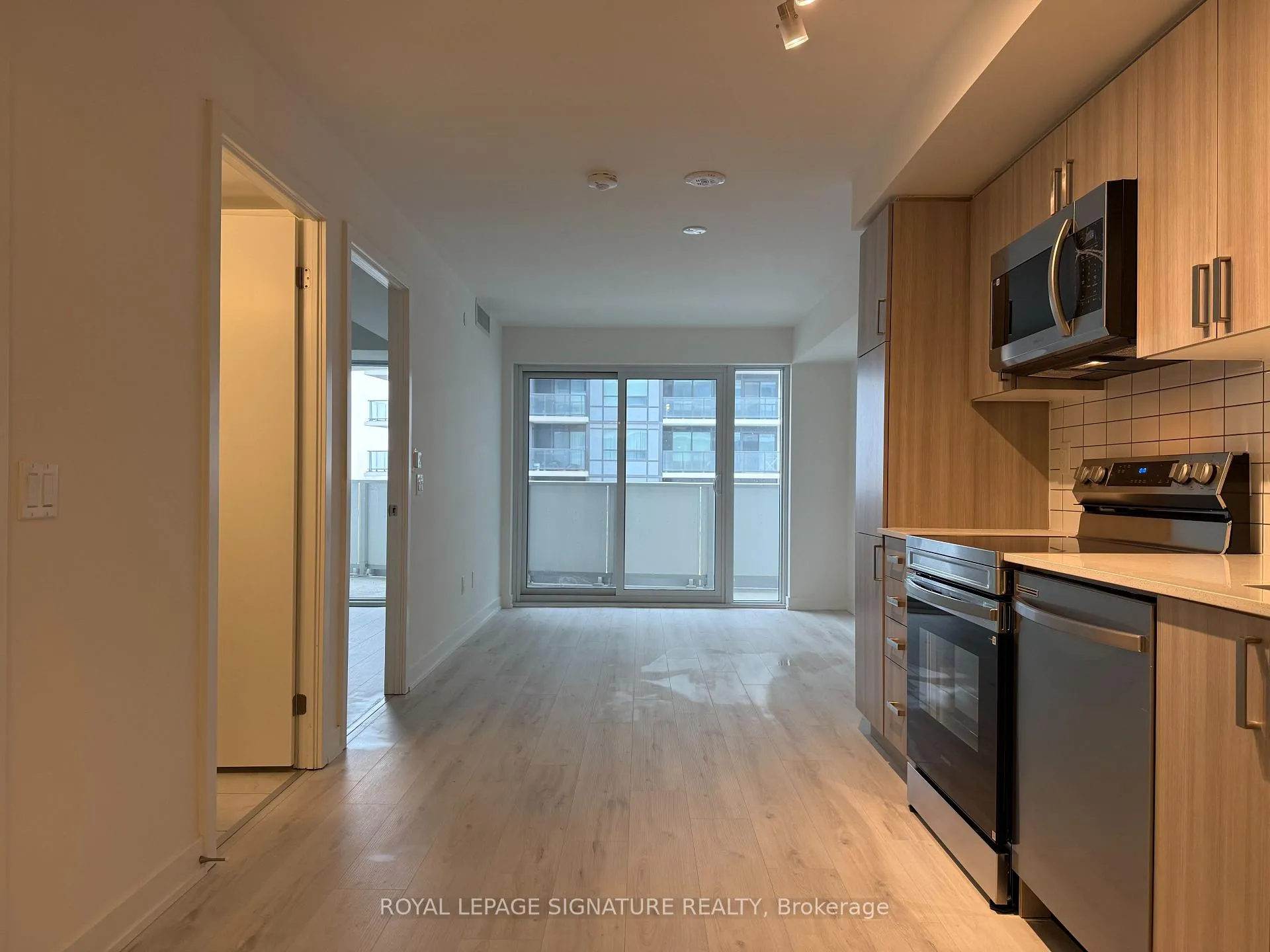 Photo 7 of Unit 809, 1010 Sandy Beach Road, Pickering, Bay Ridges — HOMEH