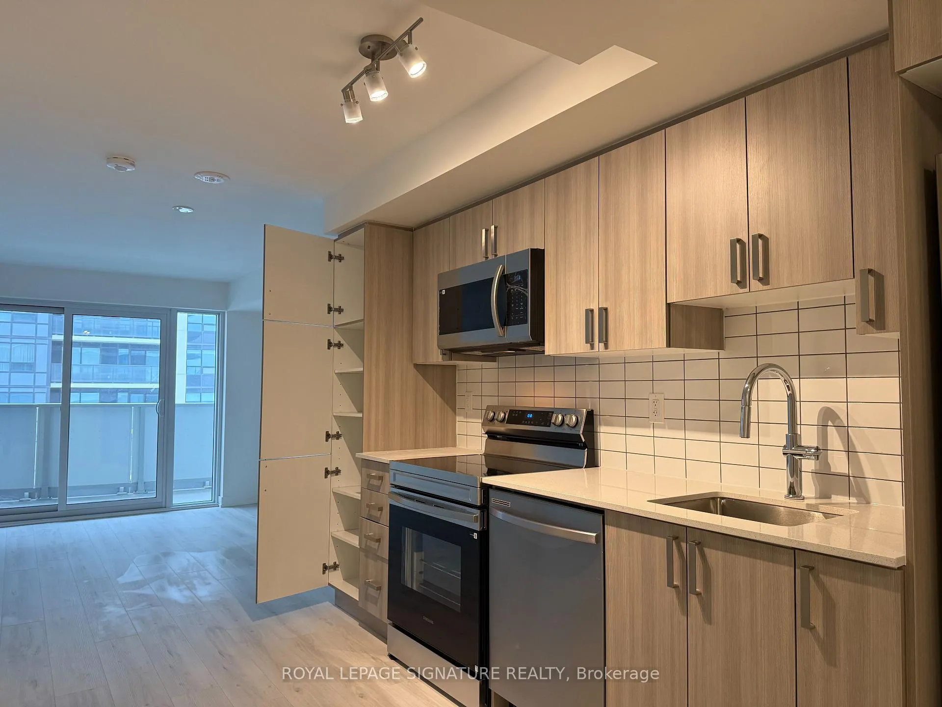 Photo 8 of Unit 809, 1010 Sandy Beach Road, Pickering, Bay Ridges — HOMEH