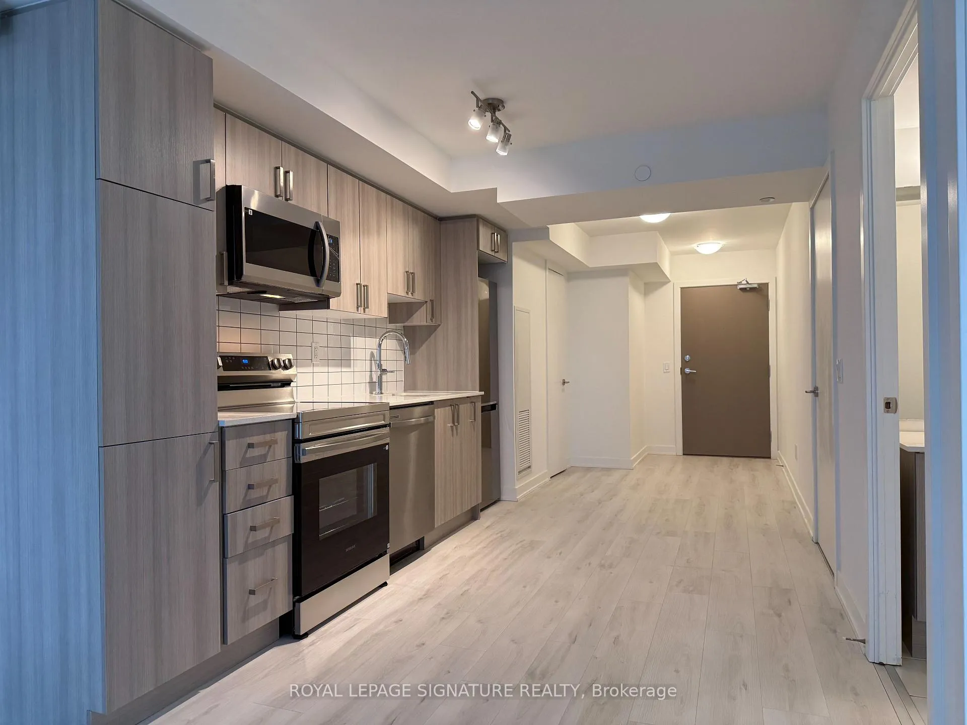Photo 9 of Unit 809, 1010 Sandy Beach Road, Pickering, Bay Ridges — HOMEH