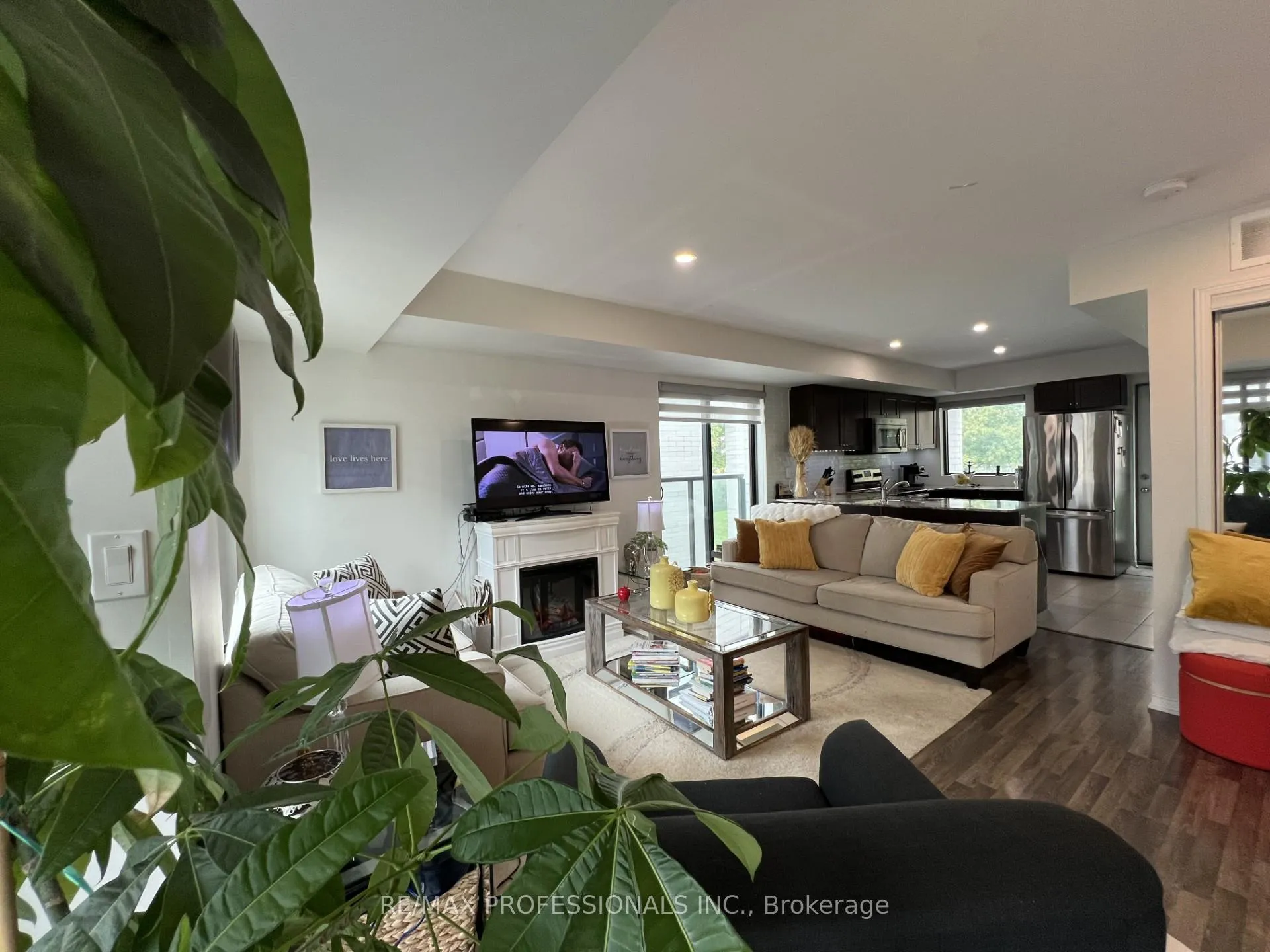 Photo 7 of 134 Widdicombe Hill, Etobicoke, Willowridge-Martingrove-Richview — HOMEH