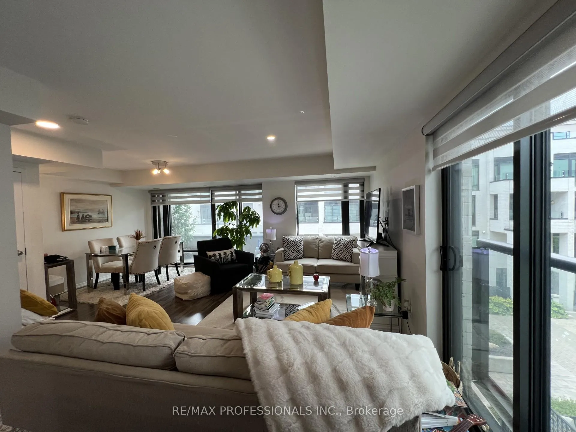 Photo 8 of 134 Widdicombe Hill, Etobicoke, Willowridge-Martingrove-Richview — HOMEH