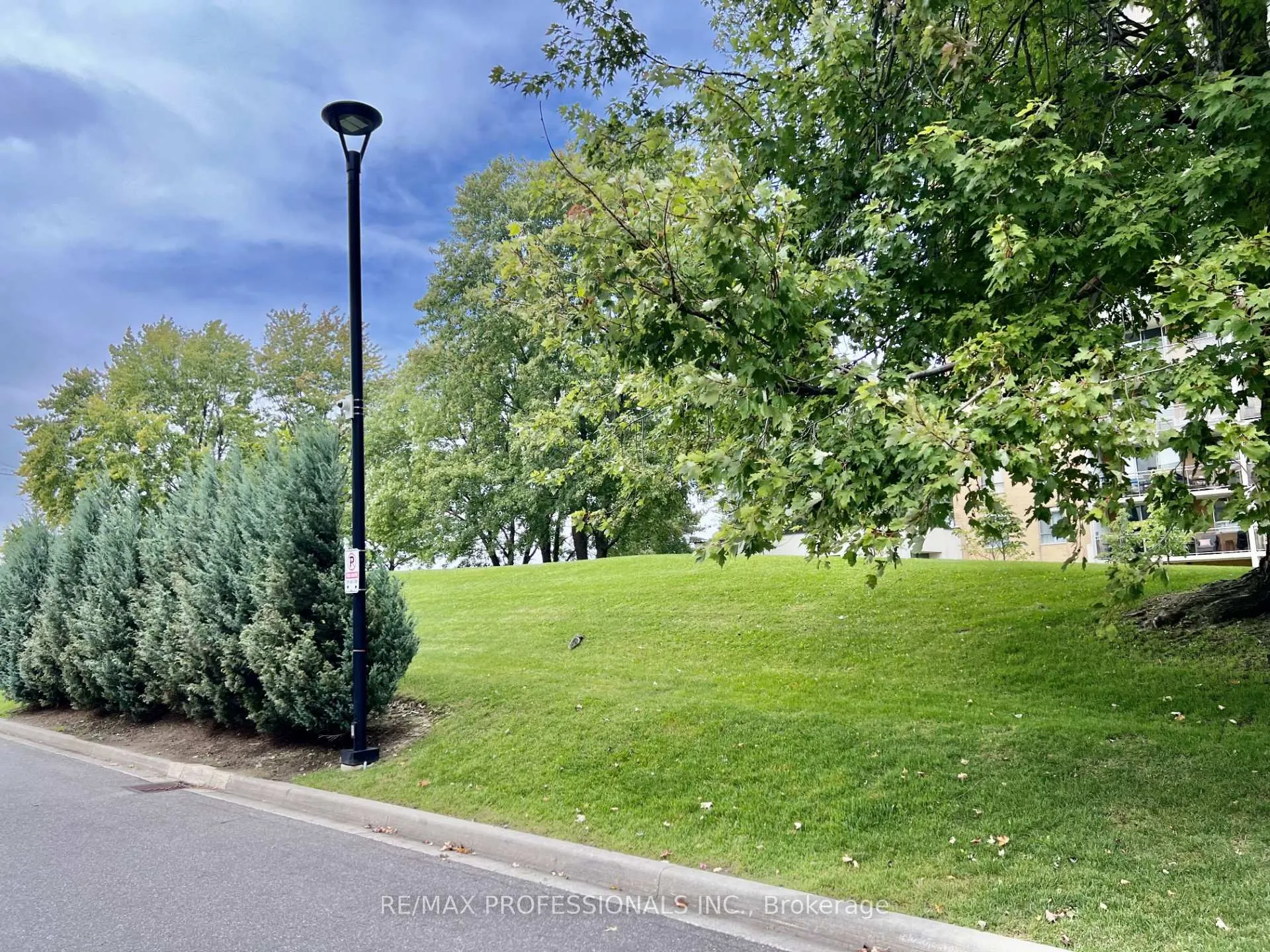 Photo 18 of 134 Widdicombe Hill, Etobicoke, Willowridge-Martingrove-Richview — HOMEH