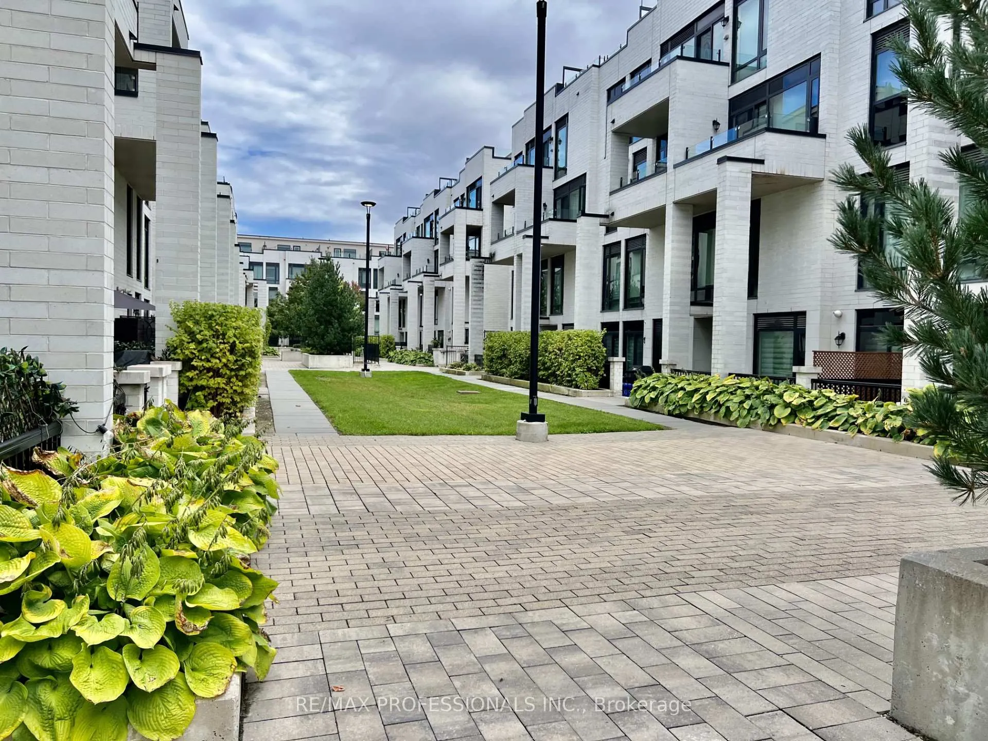 Photo 21 of 134 Widdicombe Hill, Etobicoke, Willowridge-Martingrove-Richview — HOMEH
