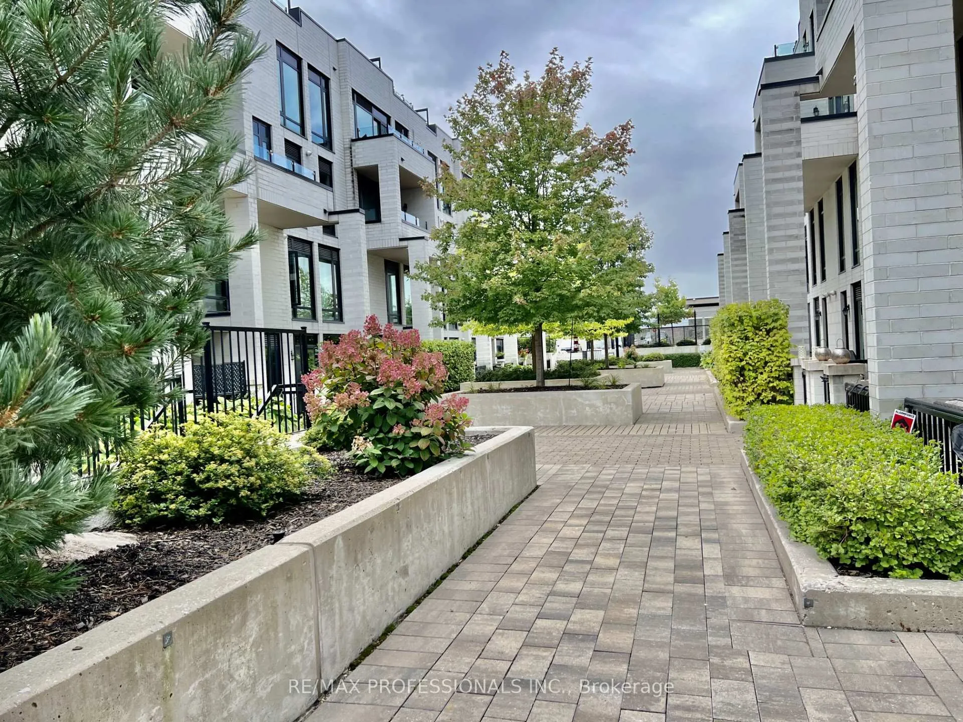 Photo 22 of 134 Widdicombe Hill, Etobicoke, Willowridge-Martingrove-Richview — HOMEH