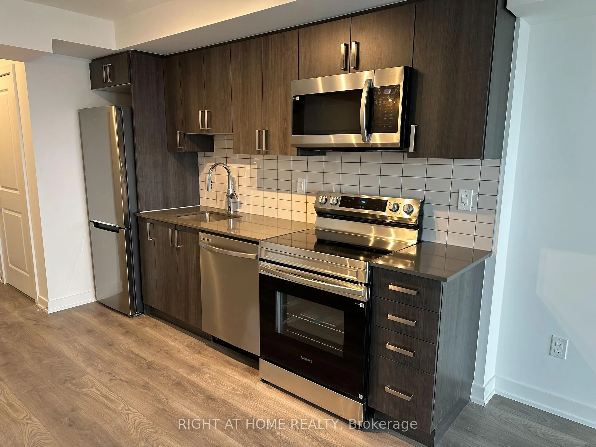 Photo 4 of Unit 804, 1010 Sandy Beach Road, Pickering, Bay Ridges — HOMEH