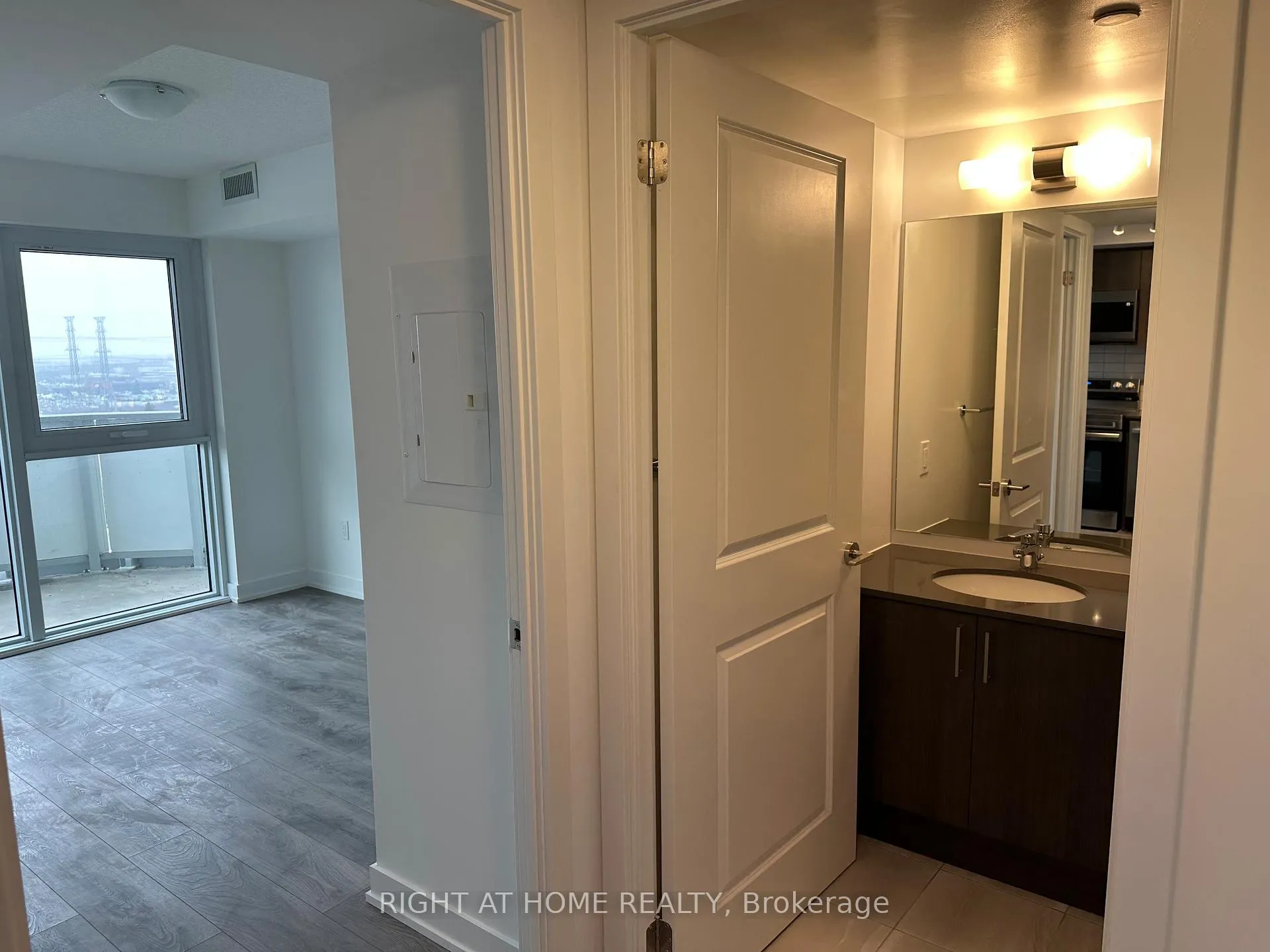 Photo 5 of Unit 804, 1010 Sandy Beach Road, Pickering, Bay Ridges — HOMEH