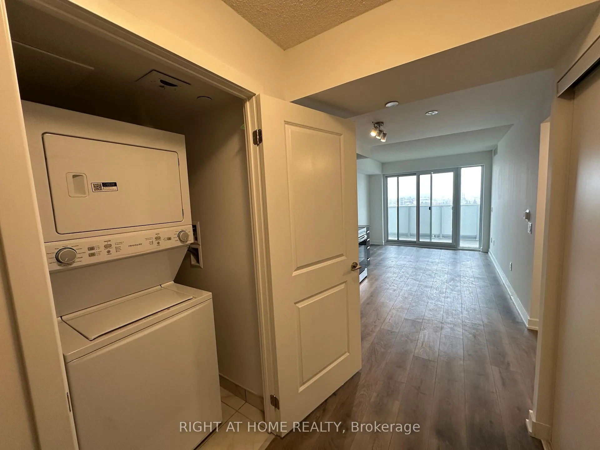 Photo 8 of Unit 804, 1010 Sandy Beach Road, Pickering, Bay Ridges — HOMEH
